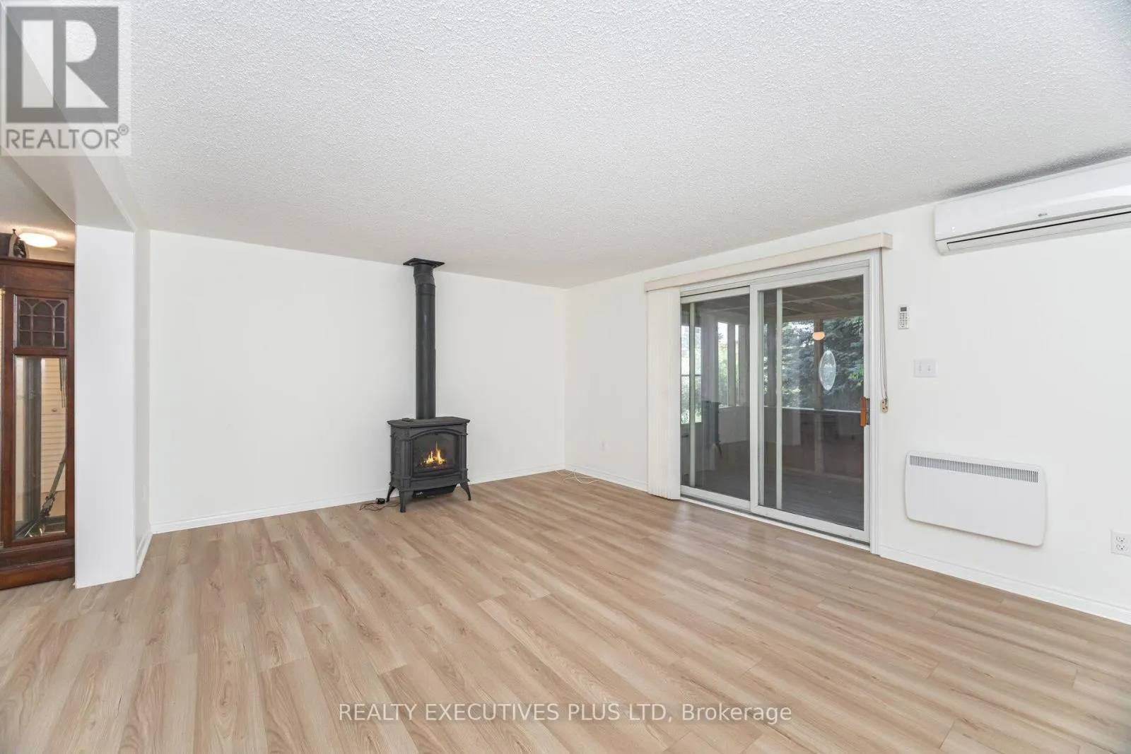 3 HICKORY COURT