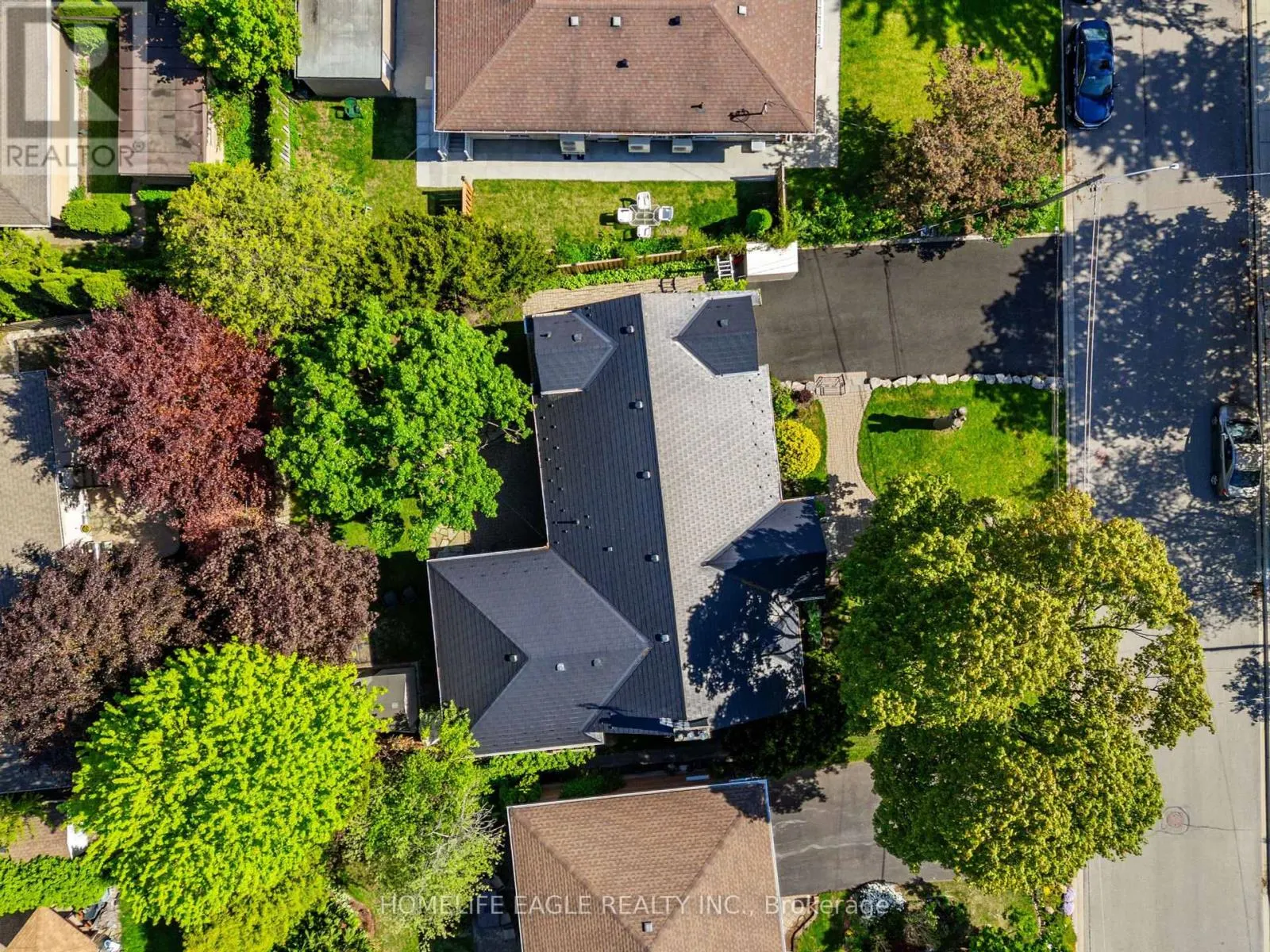 11 KNOLLSIDE DRIVE