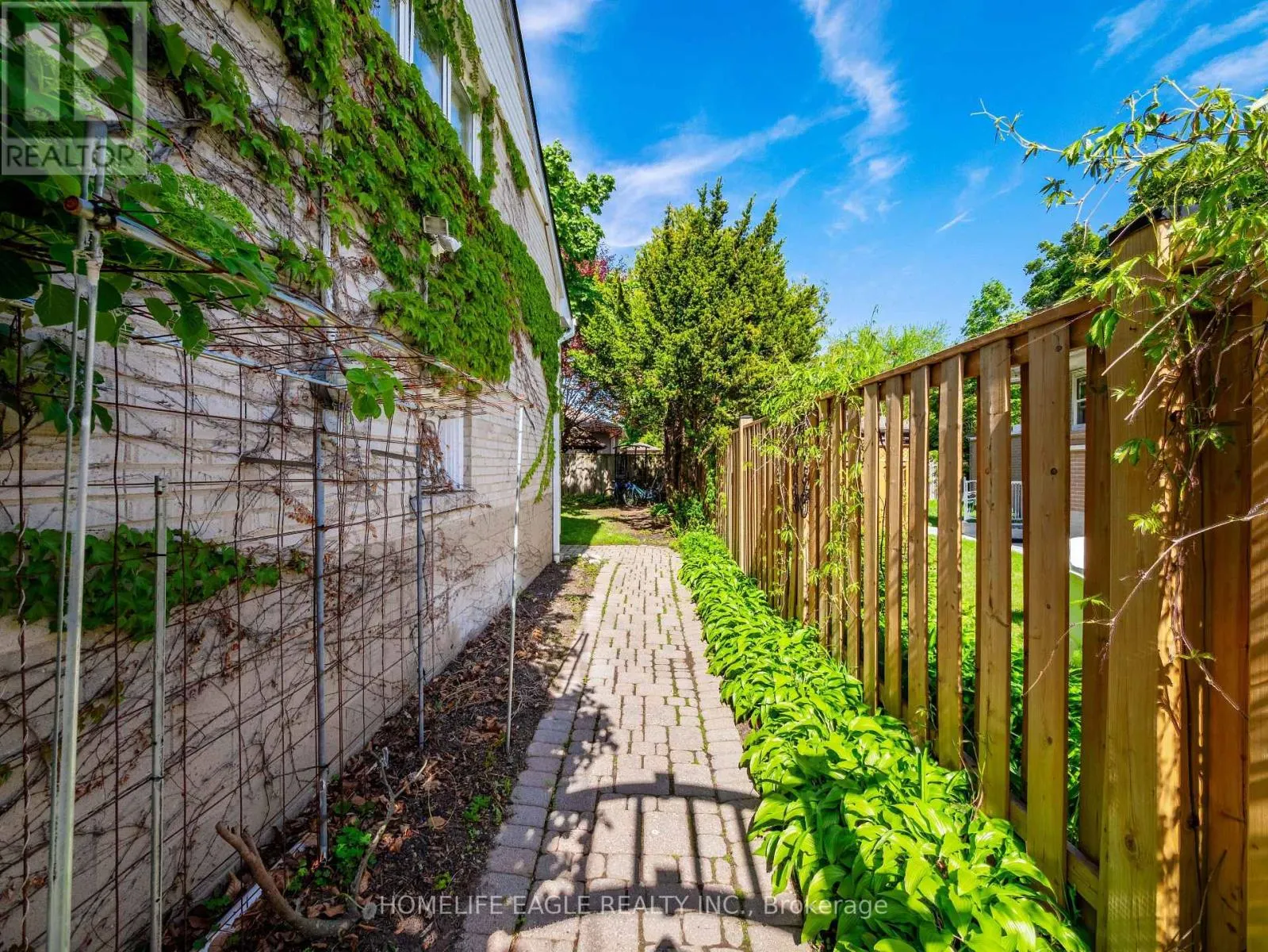 11 KNOLLSIDE DRIVE