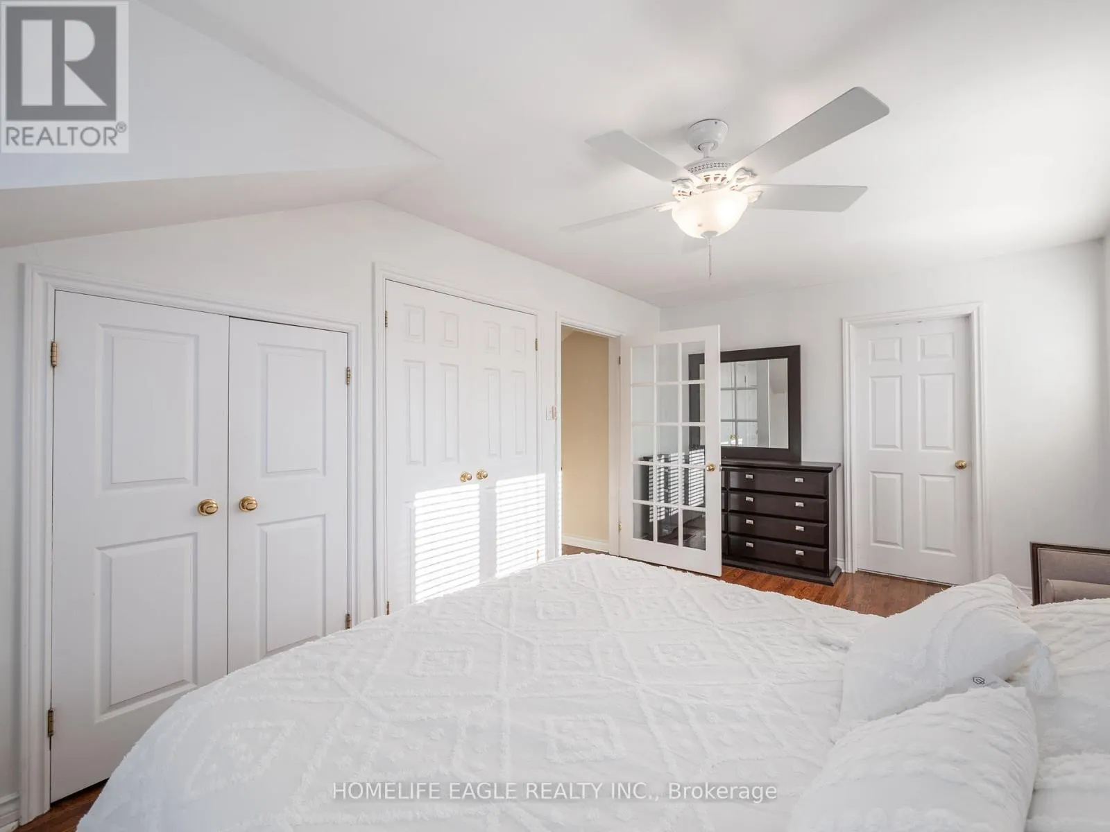 11 KNOLLSIDE DRIVE