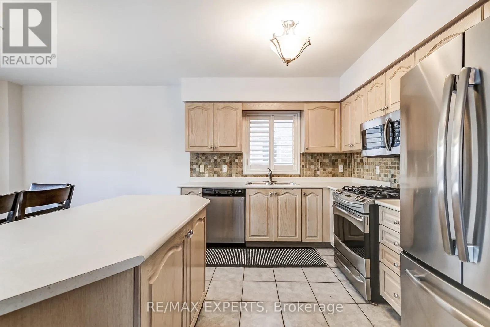 8 PINE HOLLOW CRESCENT