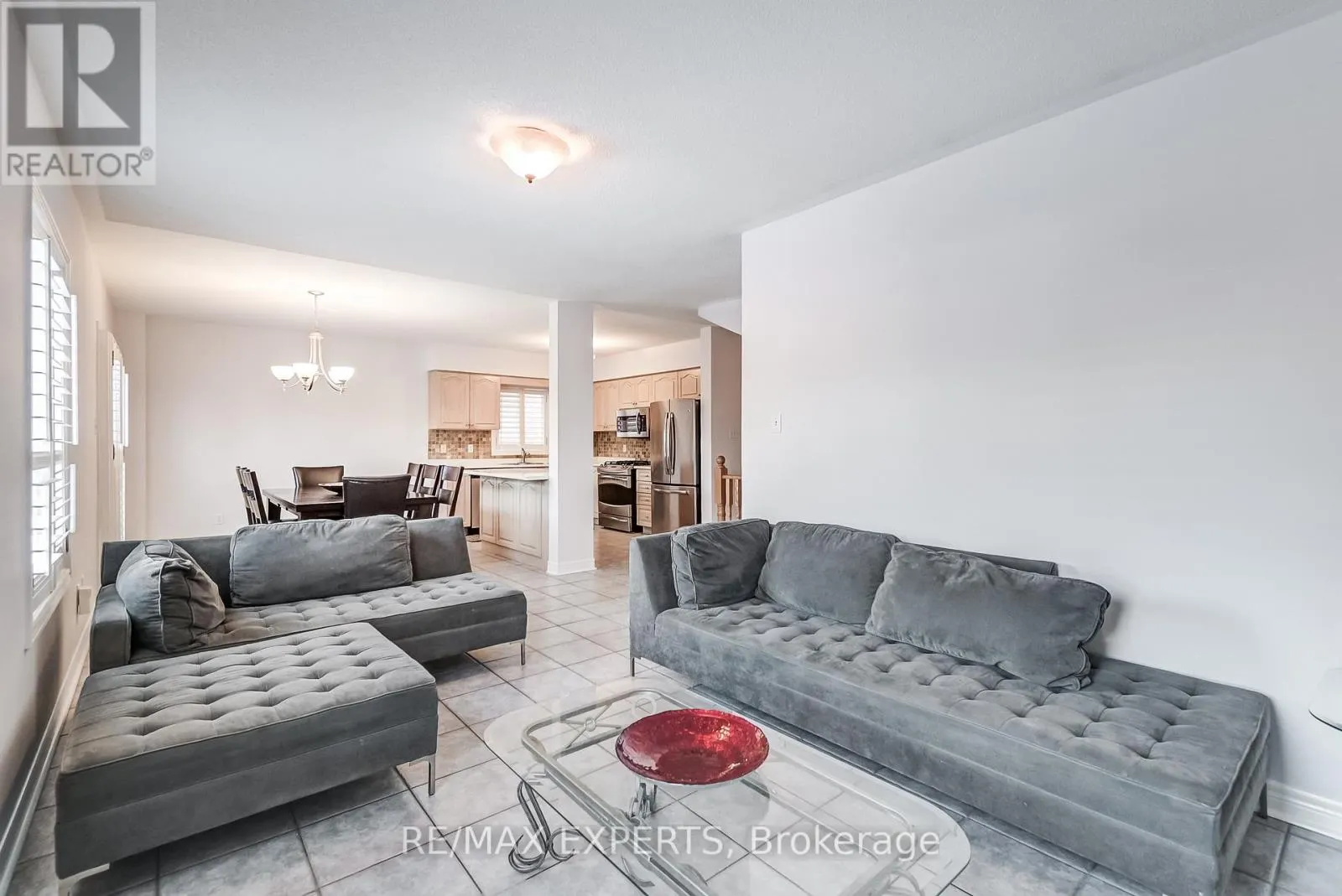 8 PINE HOLLOW CRESCENT