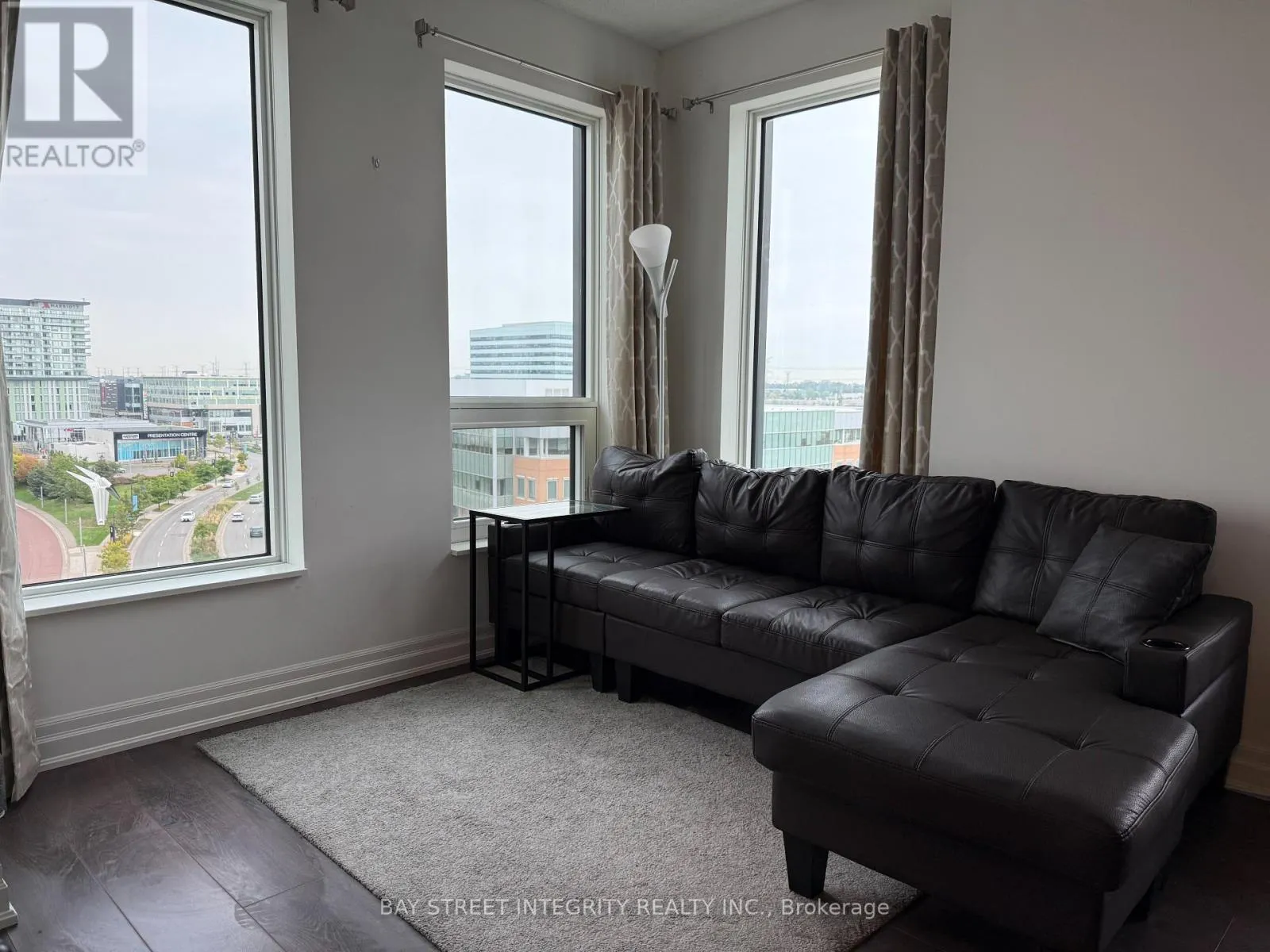 906B - 8 ROUGH VALLEY DRIVE W