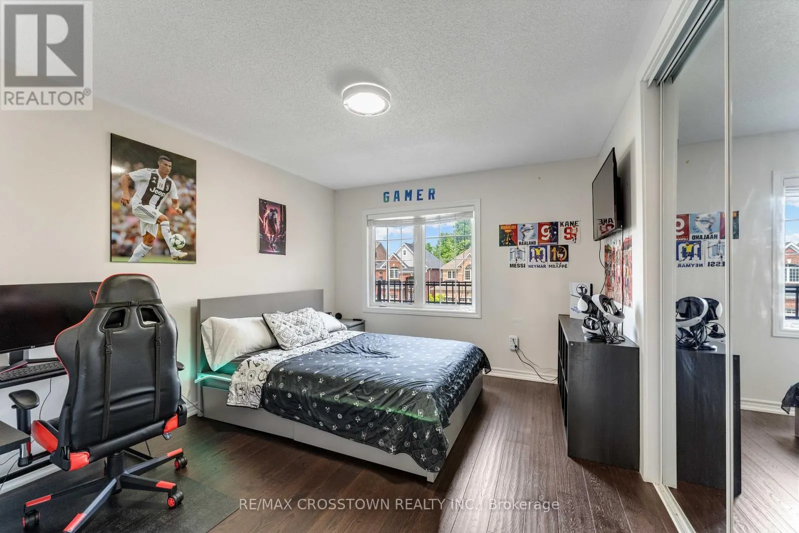 2199 DAWSON CRESCENT