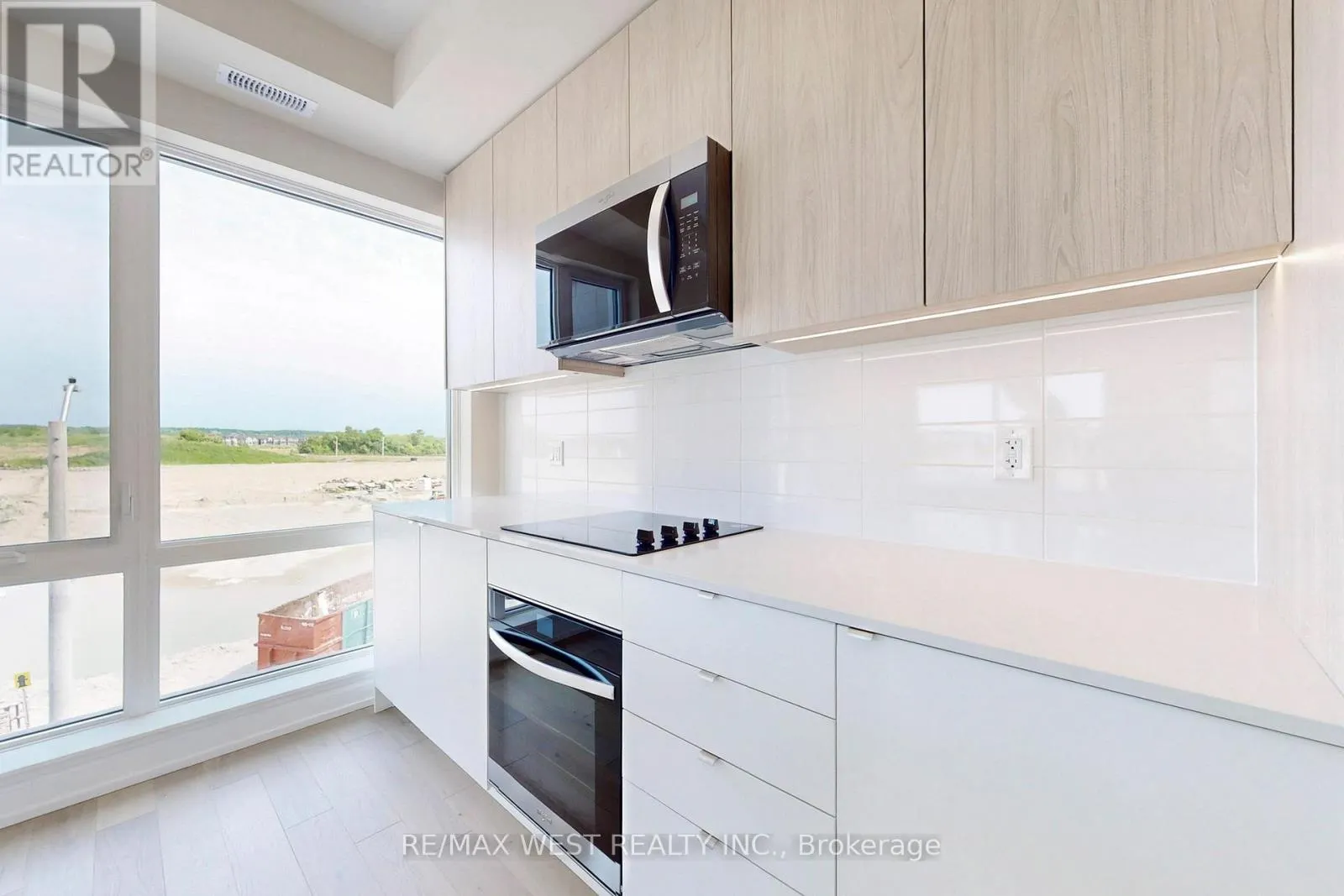 B301 - 65 SAIGON DRIVE N