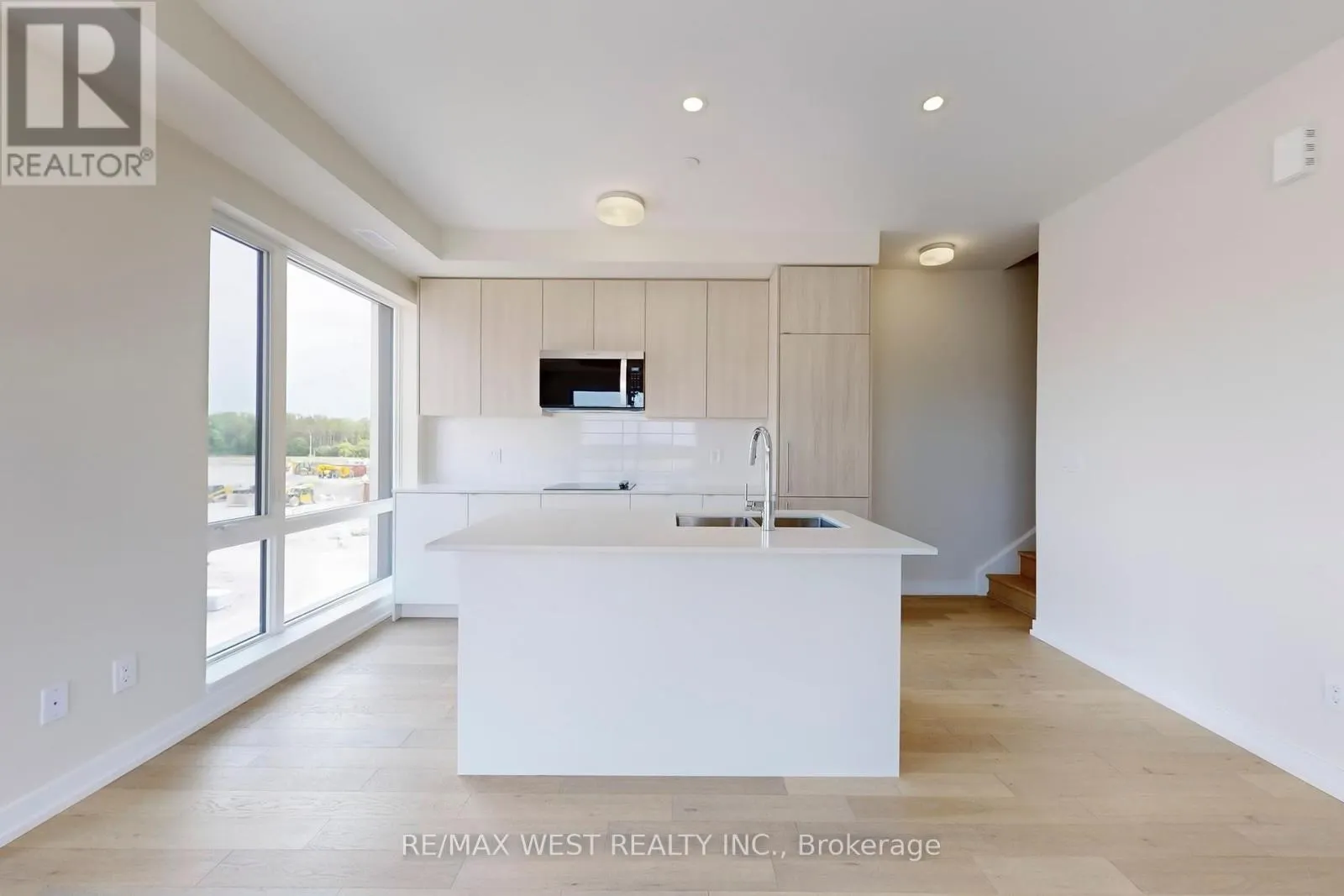 B301 - 65 SAIGON DRIVE N