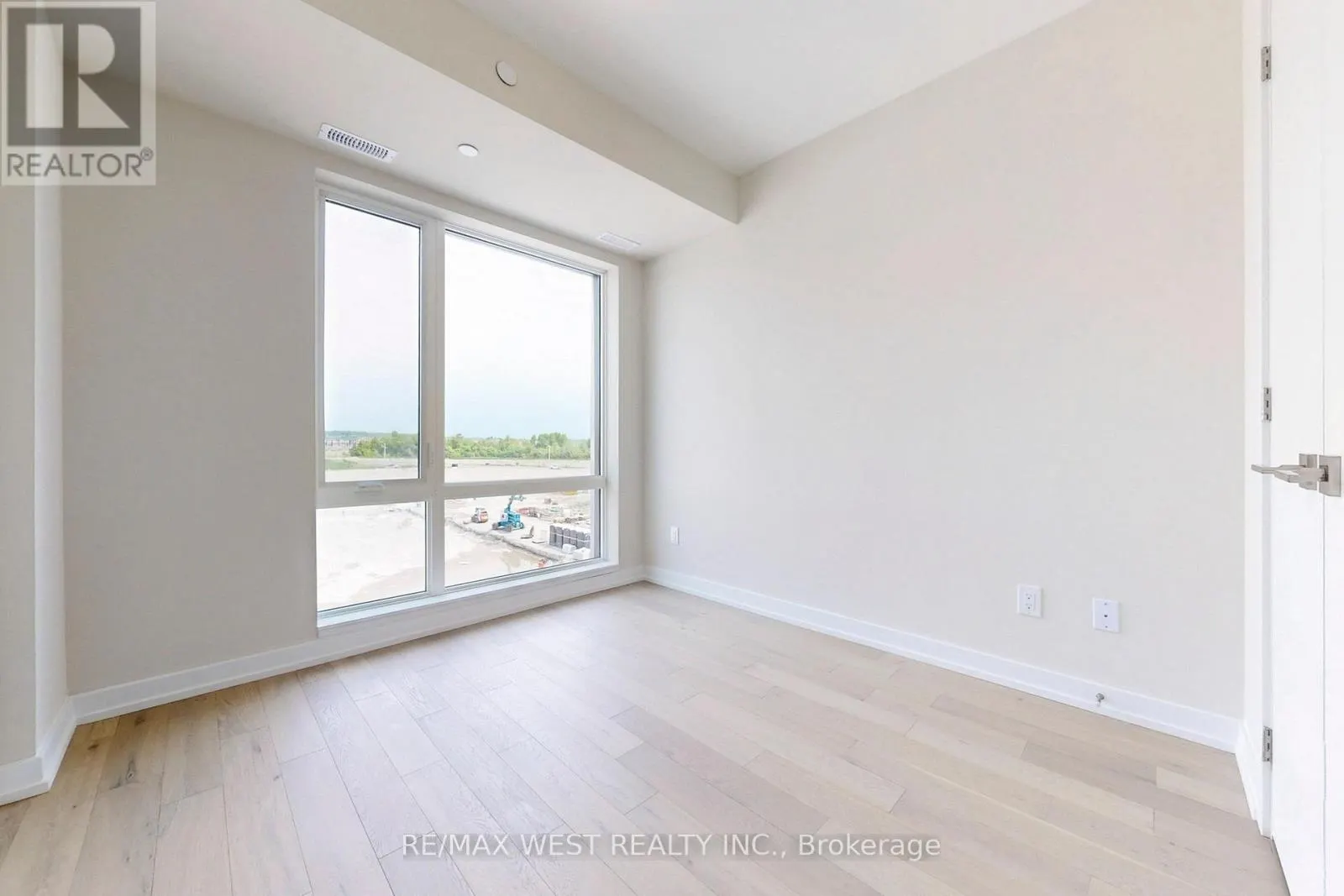 B301 - 65 SAIGON DRIVE N