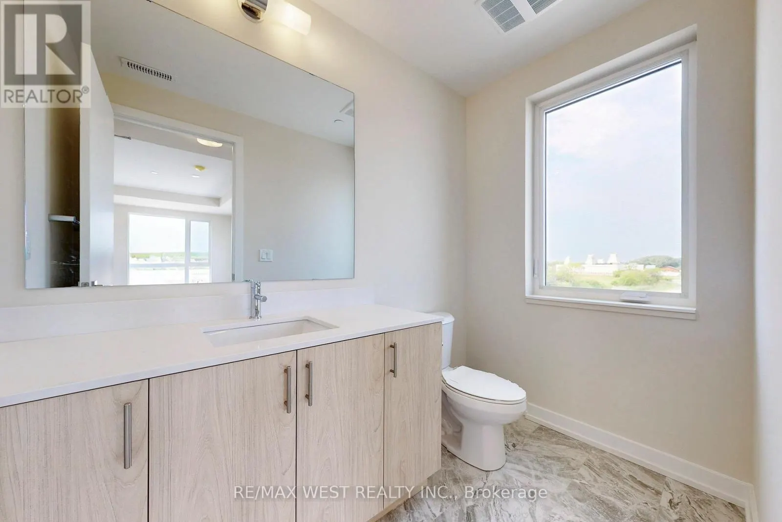 B301 - 65 SAIGON DRIVE N