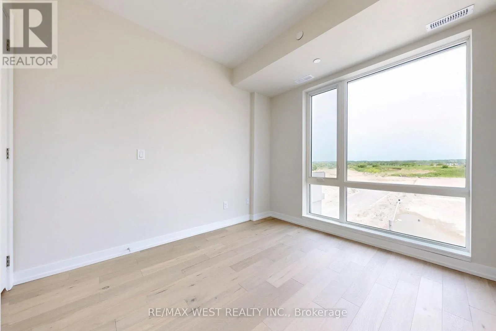 B301 - 65 SAIGON DRIVE N
