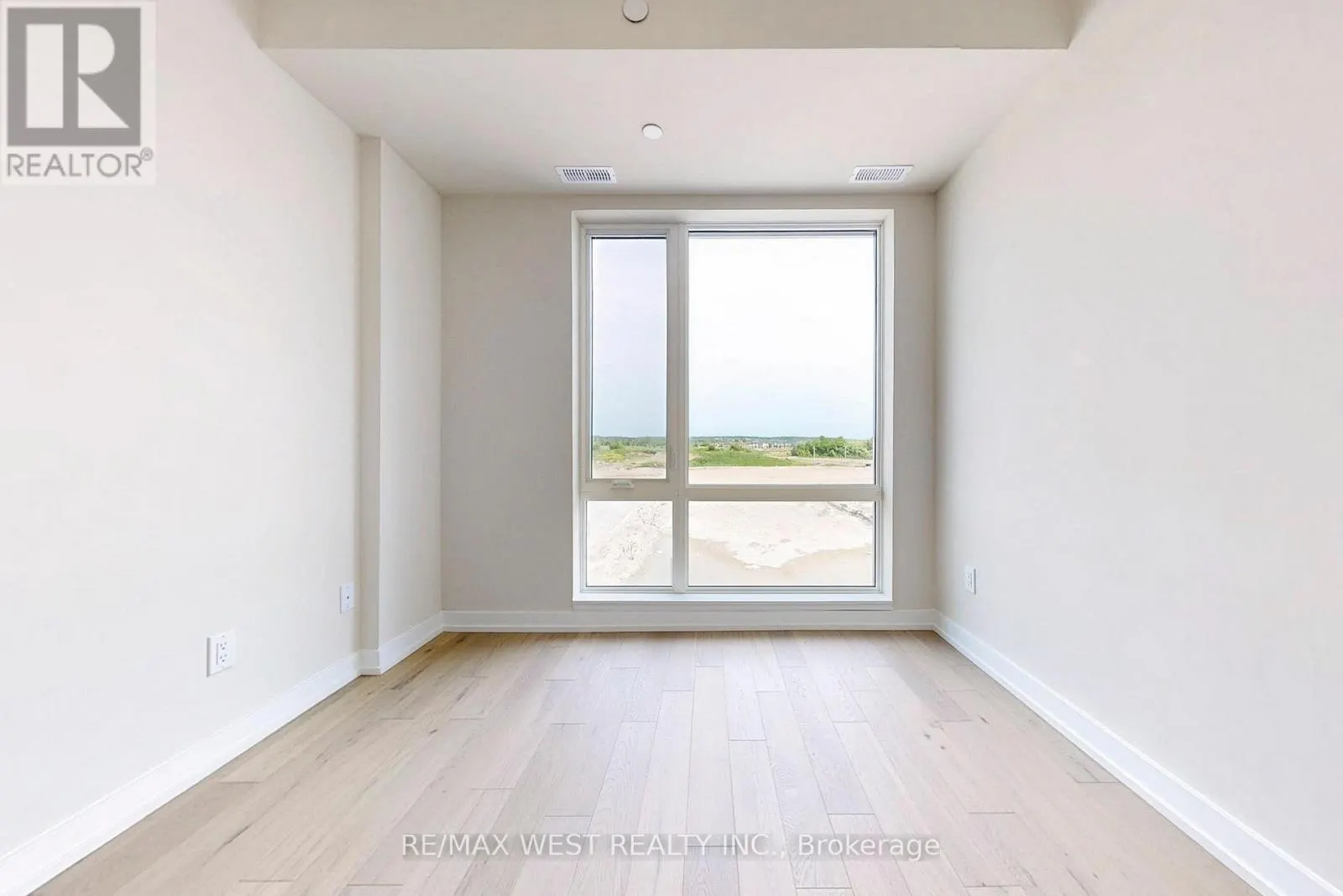 B301 - 65 SAIGON DRIVE N
