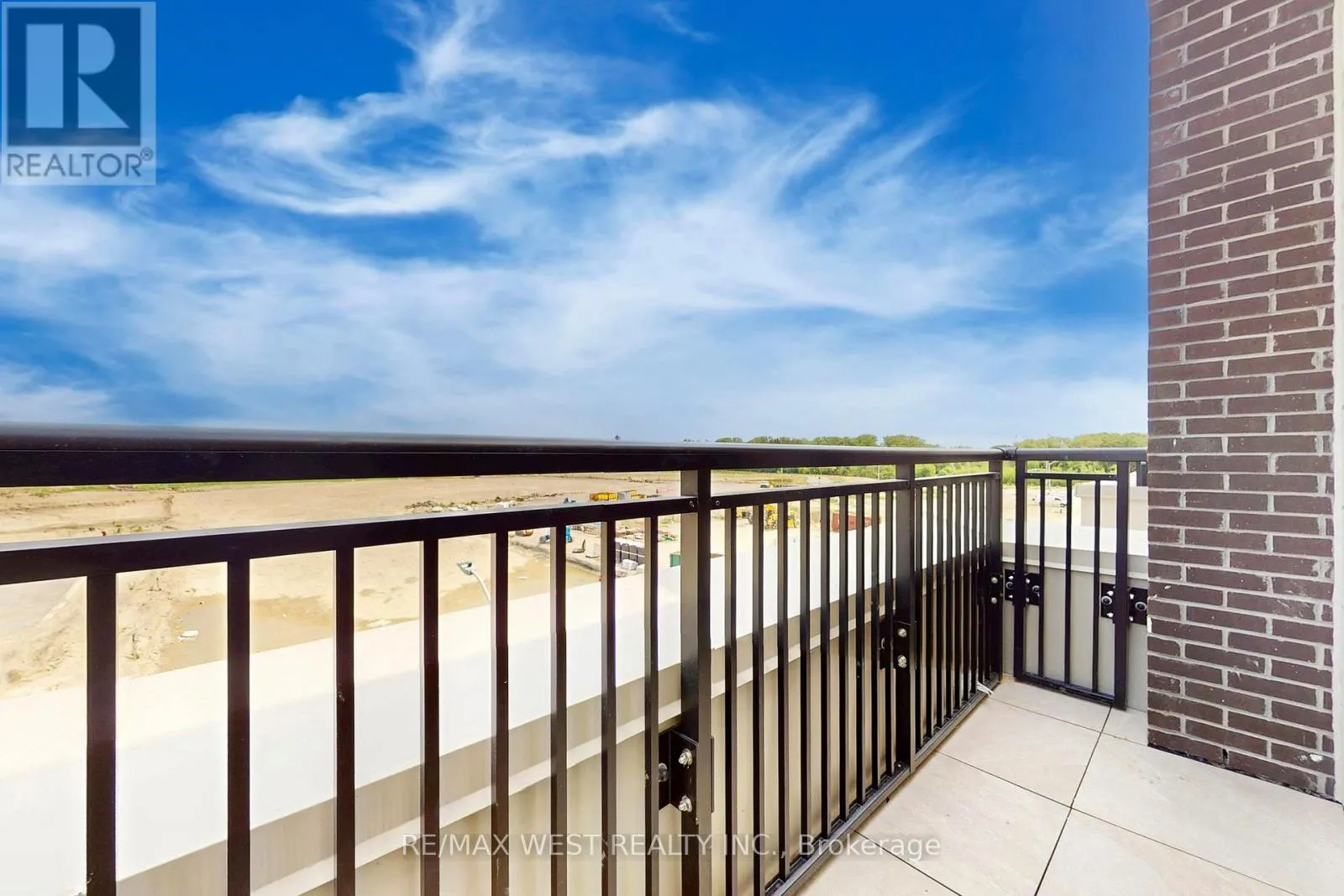 B301 - 65 SAIGON DRIVE N