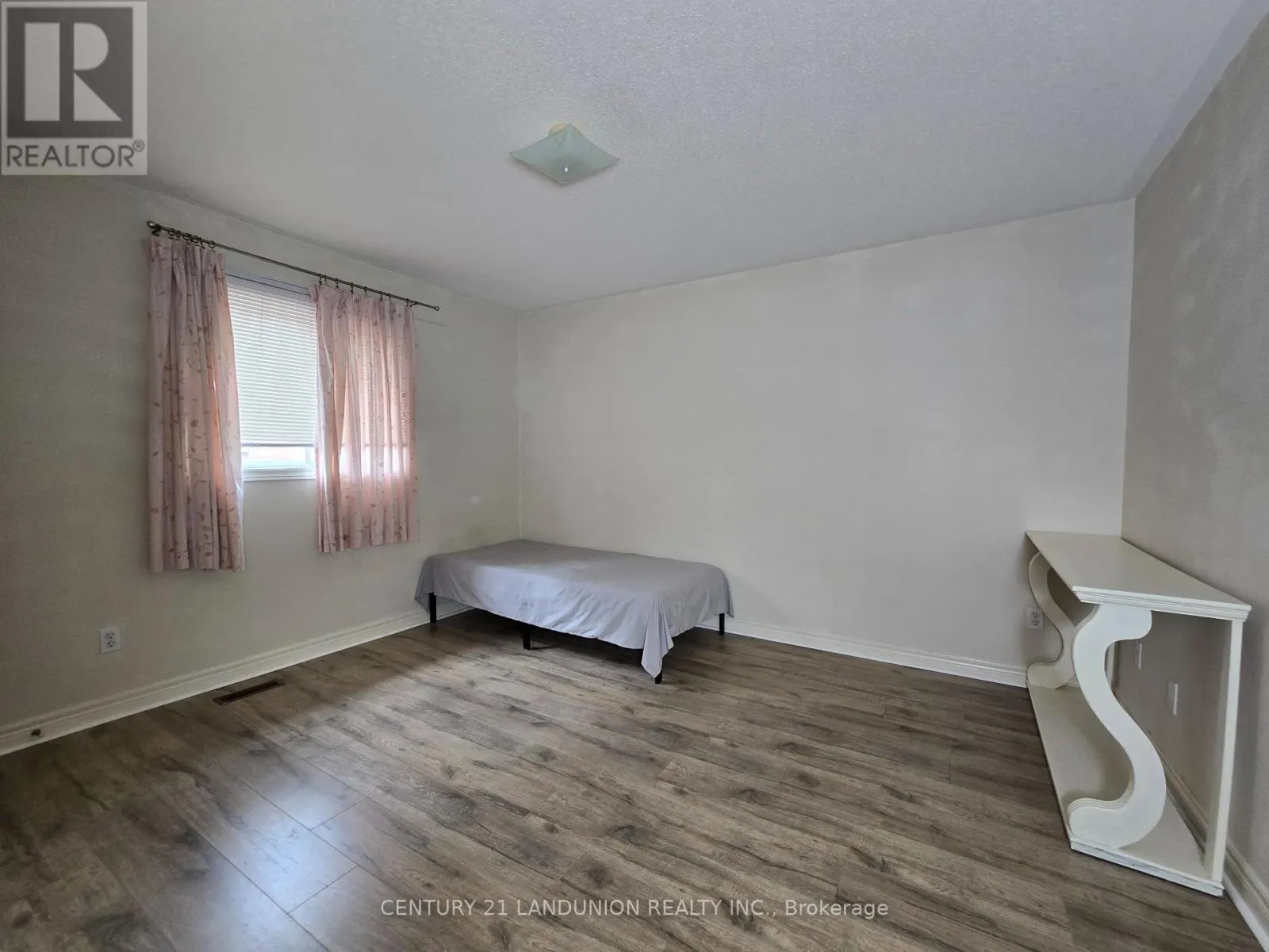 3 RMS - 15 ANNINA CRESCENT