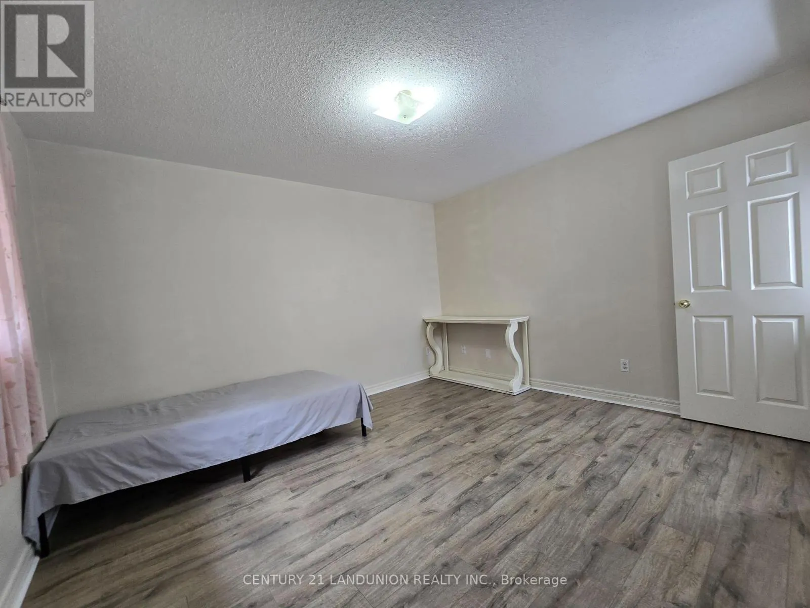3 RMS - 15 ANNINA CRESCENT