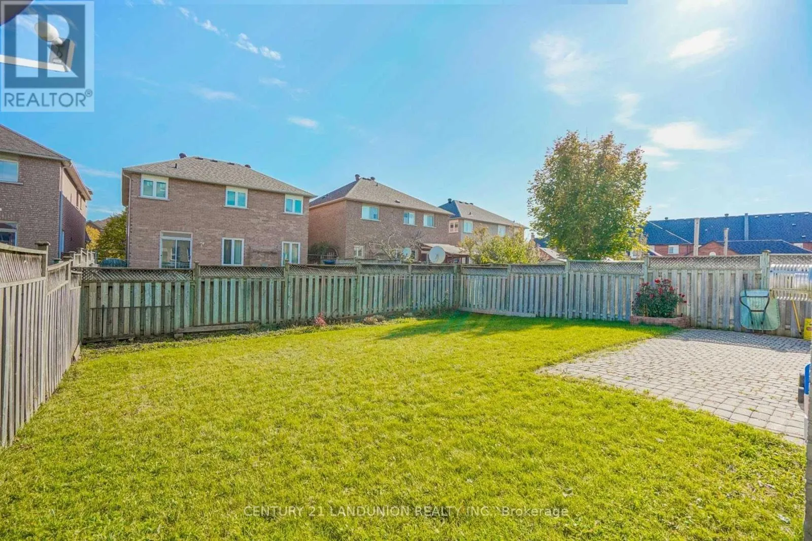 3 RMS - 15 ANNINA CRESCENT