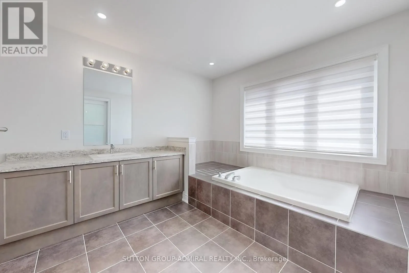 99 KINGKNOLL CRESCENT