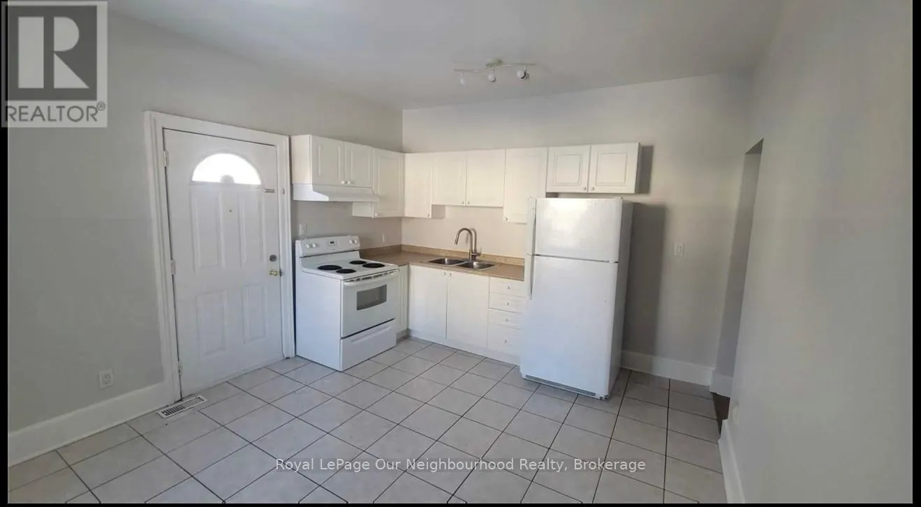 UNIT B - 81 WELLINGTON STREET E