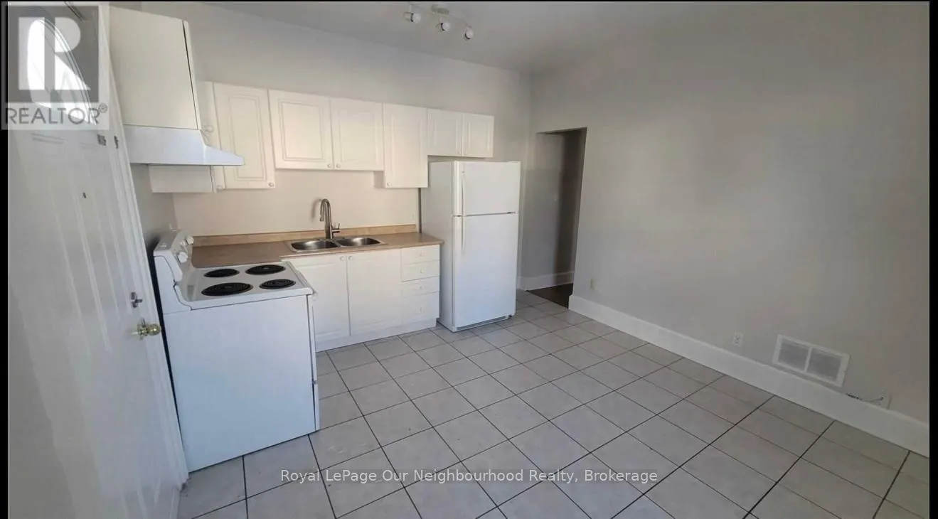UNIT B - 81 WELLINGTON STREET E