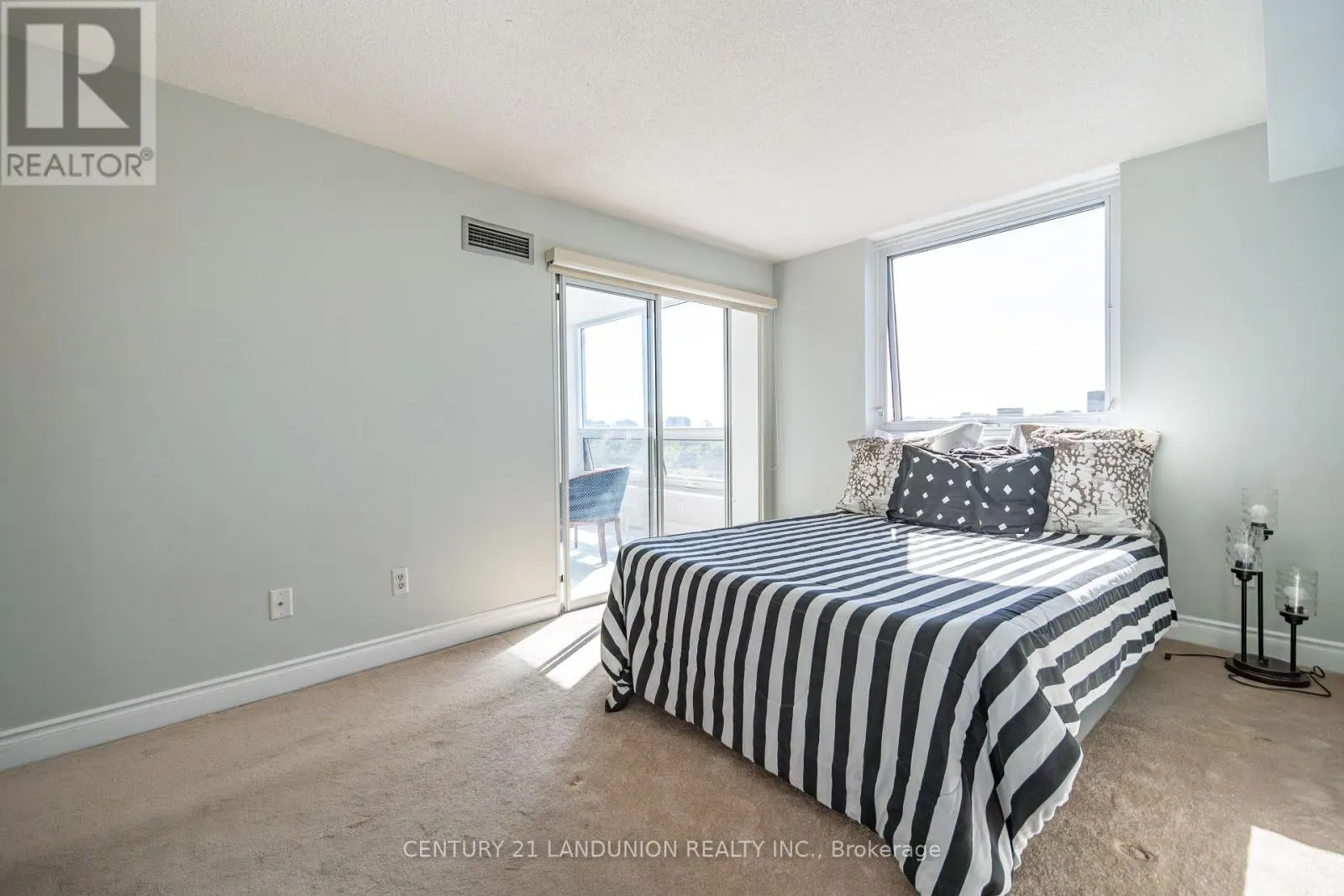619 - 326 MAJOR MACKENZIE DRIVE E