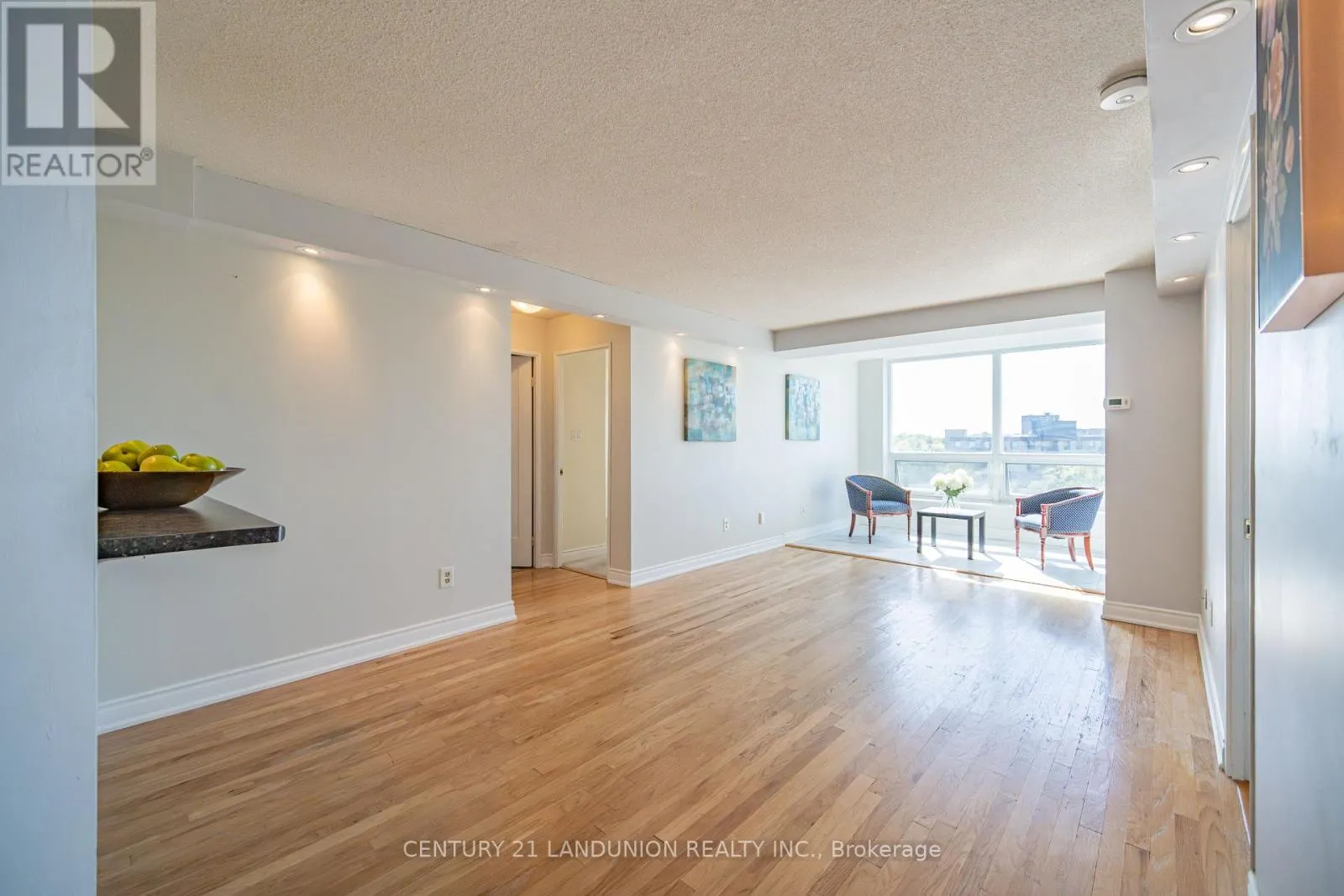 619 - 326 MAJOR MACKENZIE DRIVE E