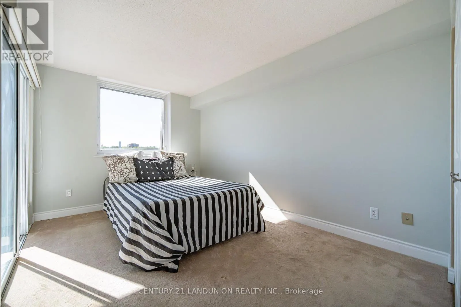 619 - 326 MAJOR MACKENZIE DRIVE E