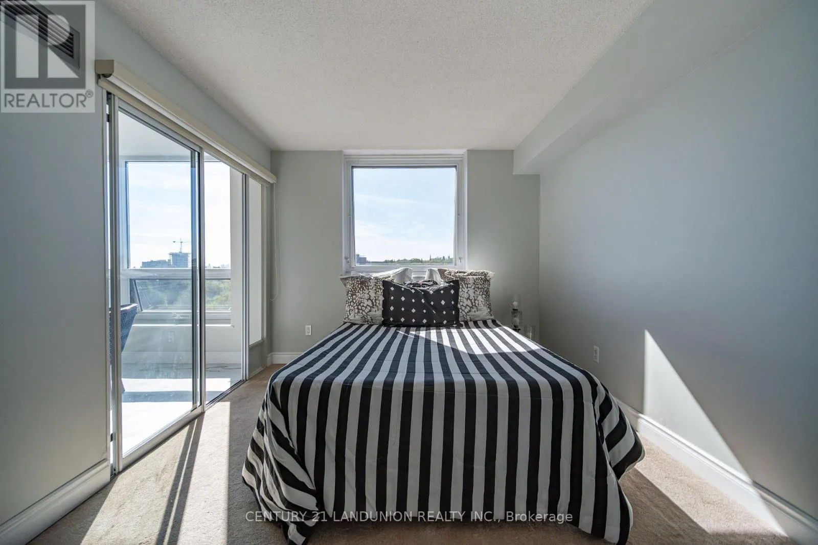 619 - 326 MAJOR MACKENZIE DRIVE E