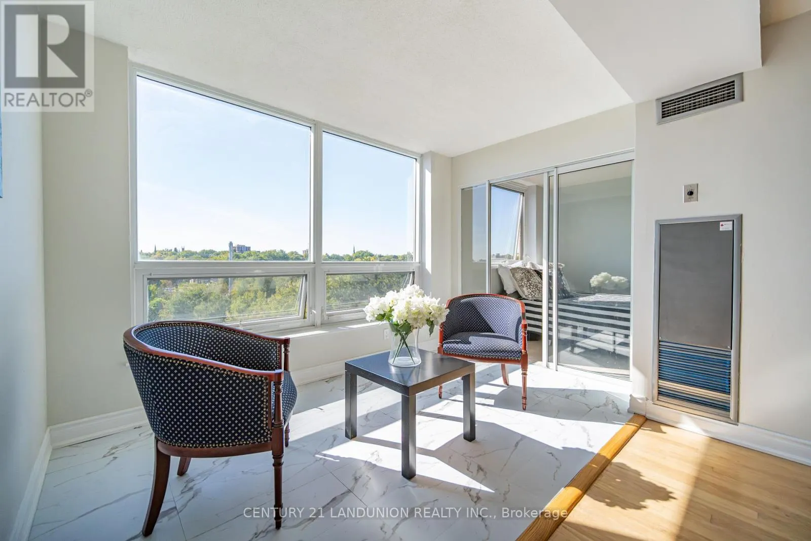 619 - 326 MAJOR MACKENZIE DRIVE E