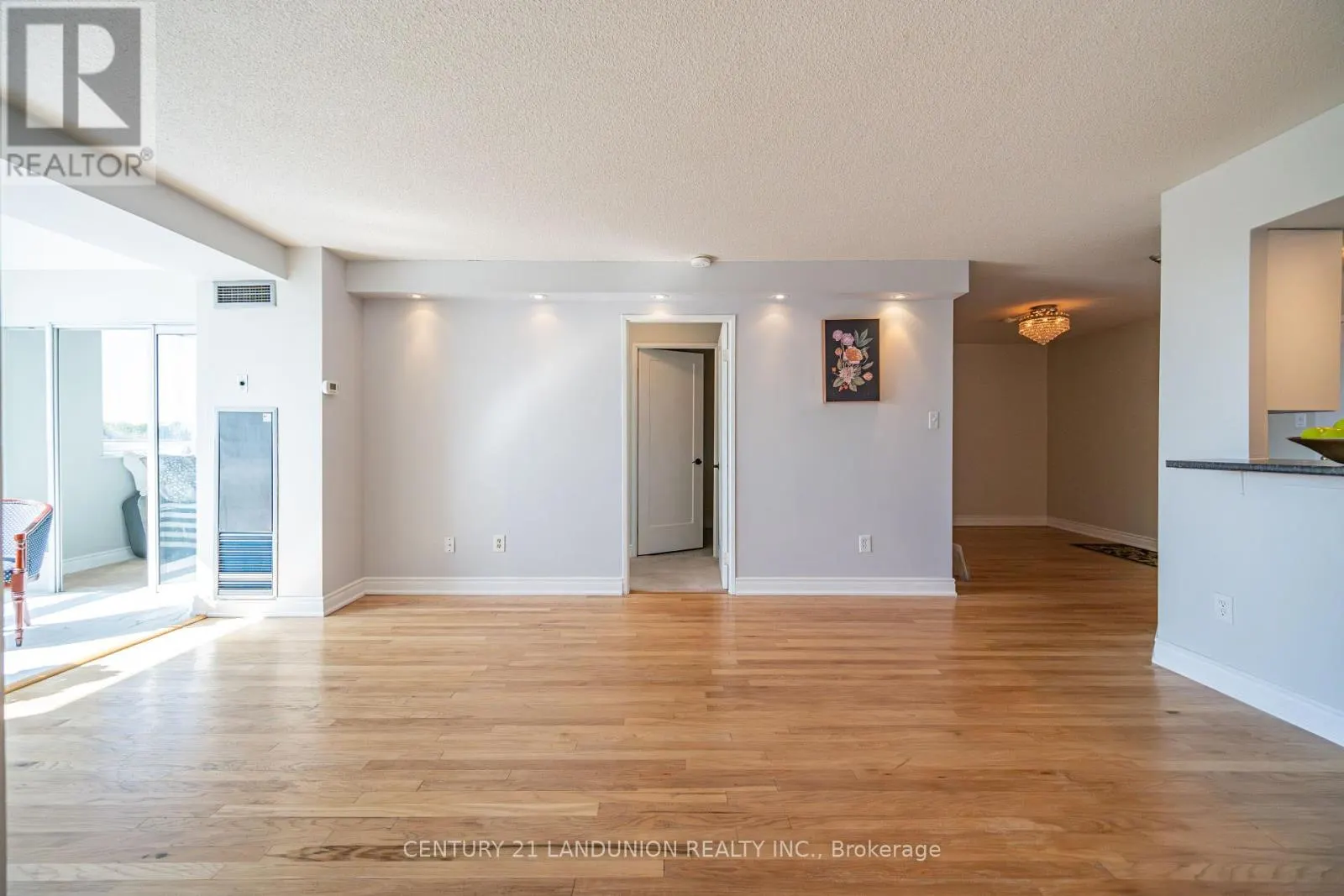 619 - 326 MAJOR MACKENZIE DRIVE E