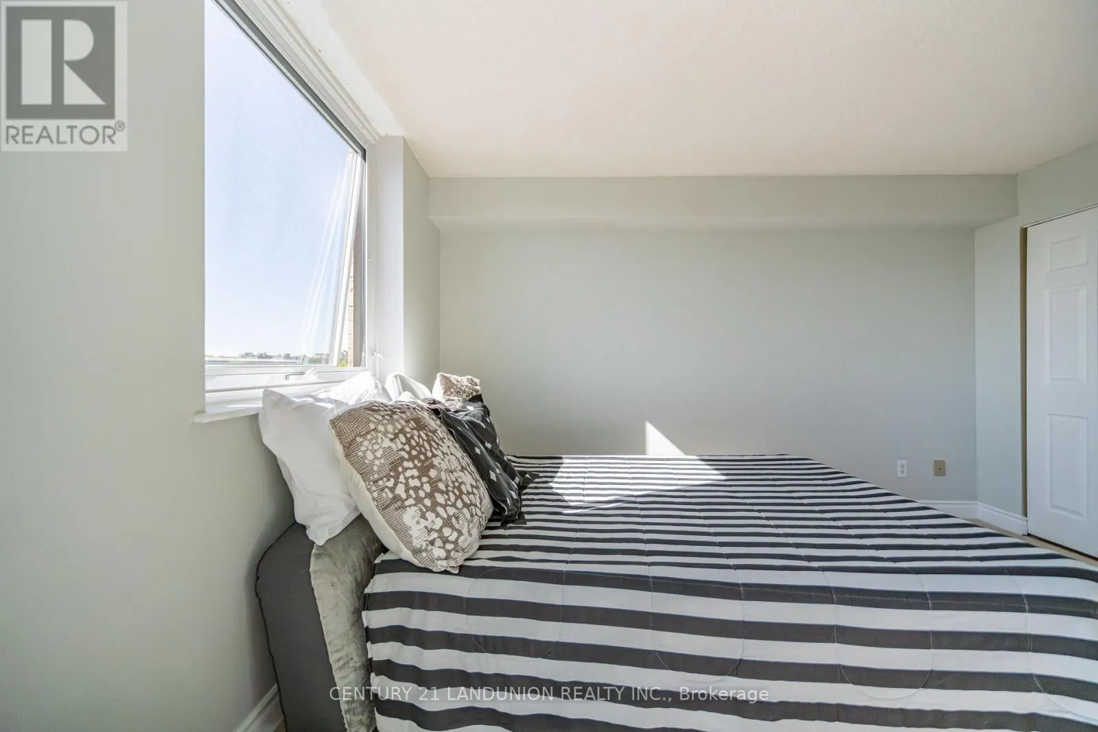 619 - 326 MAJOR MACKENZIE DRIVE E