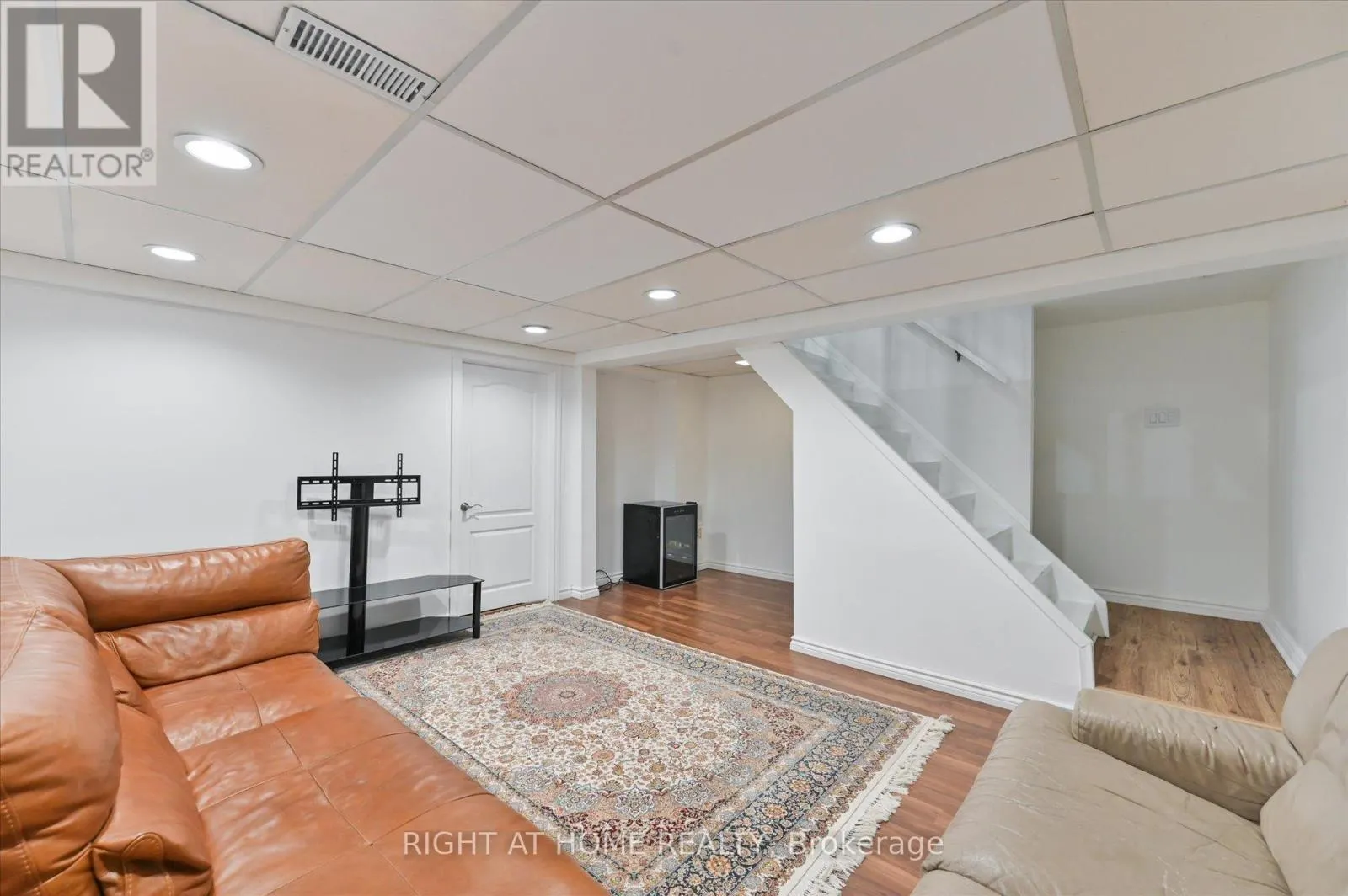 385 BORDEN AVENUE