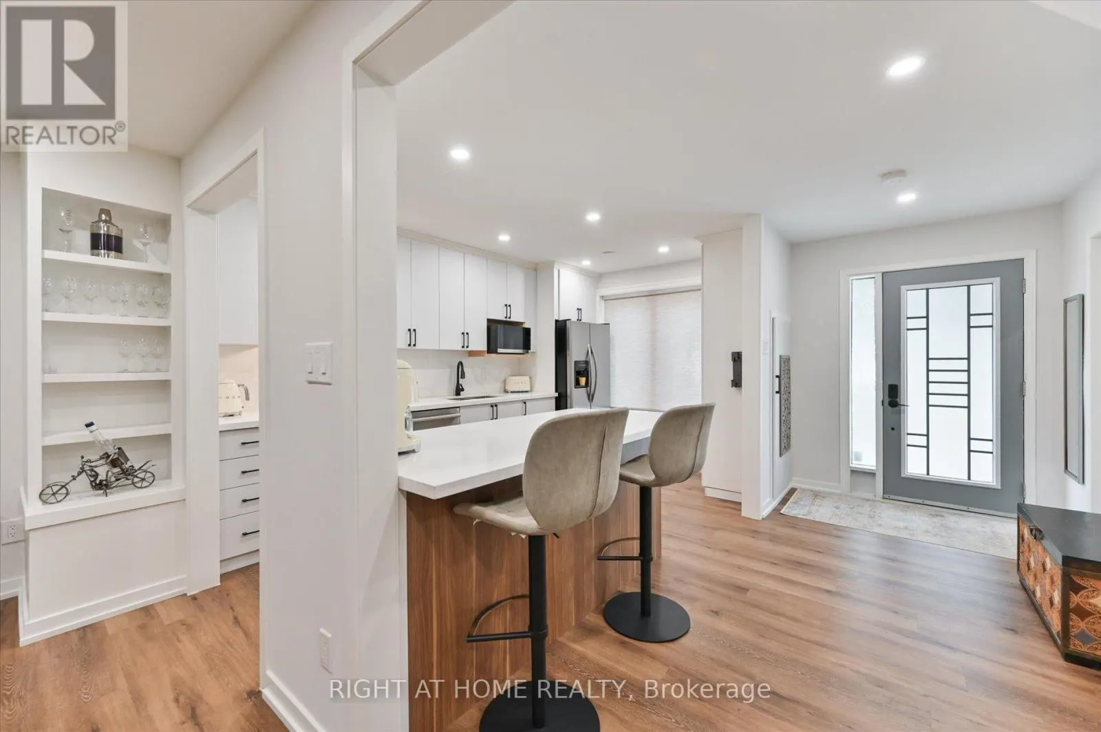 385 BORDEN AVENUE