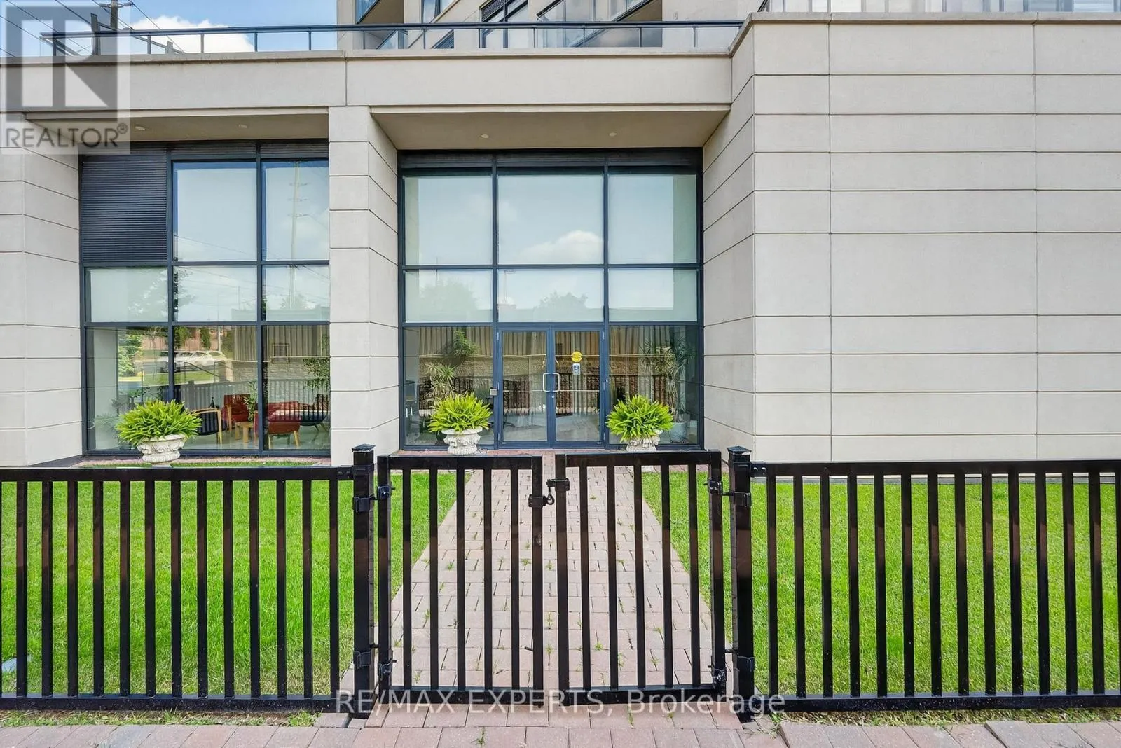 6 - 12 WOODSTREAM BOULEVARD