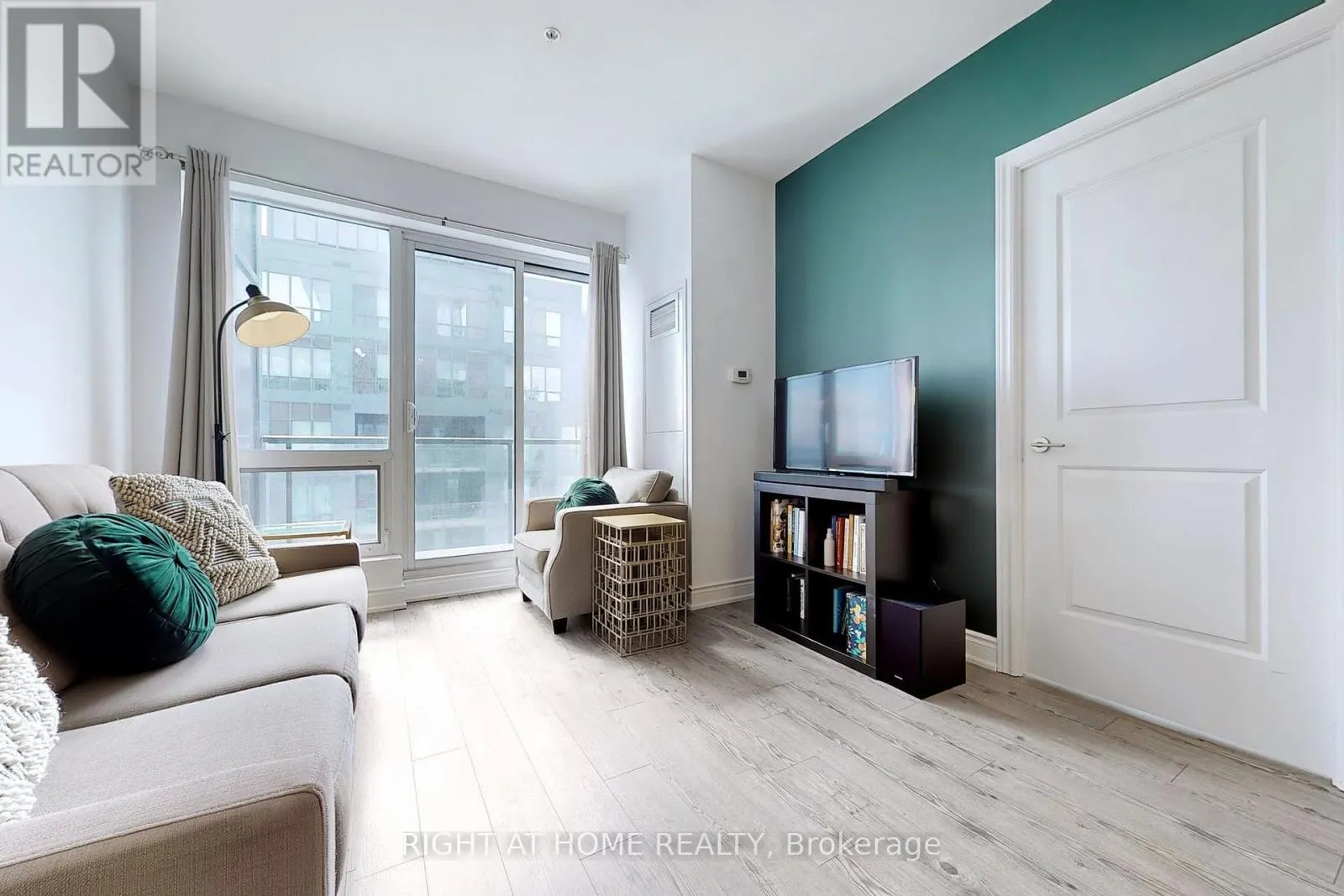 1609B - 9090 YONGE STREET