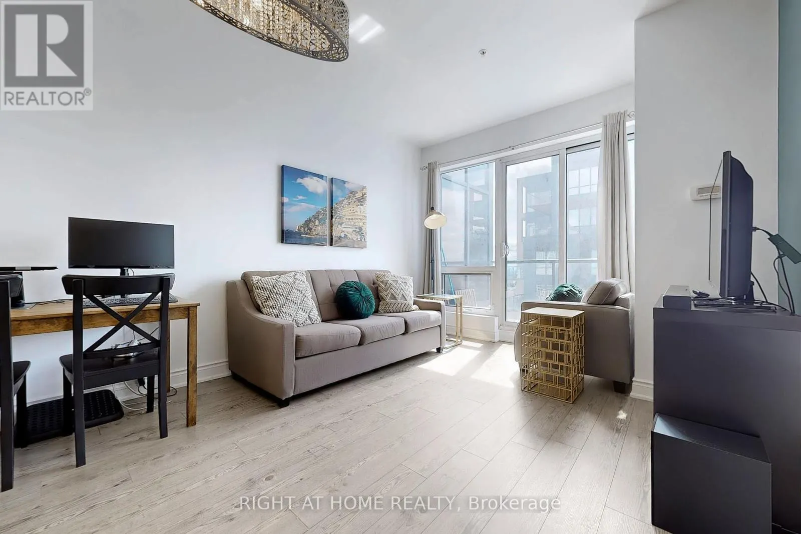 1609B - 9090 YONGE STREET