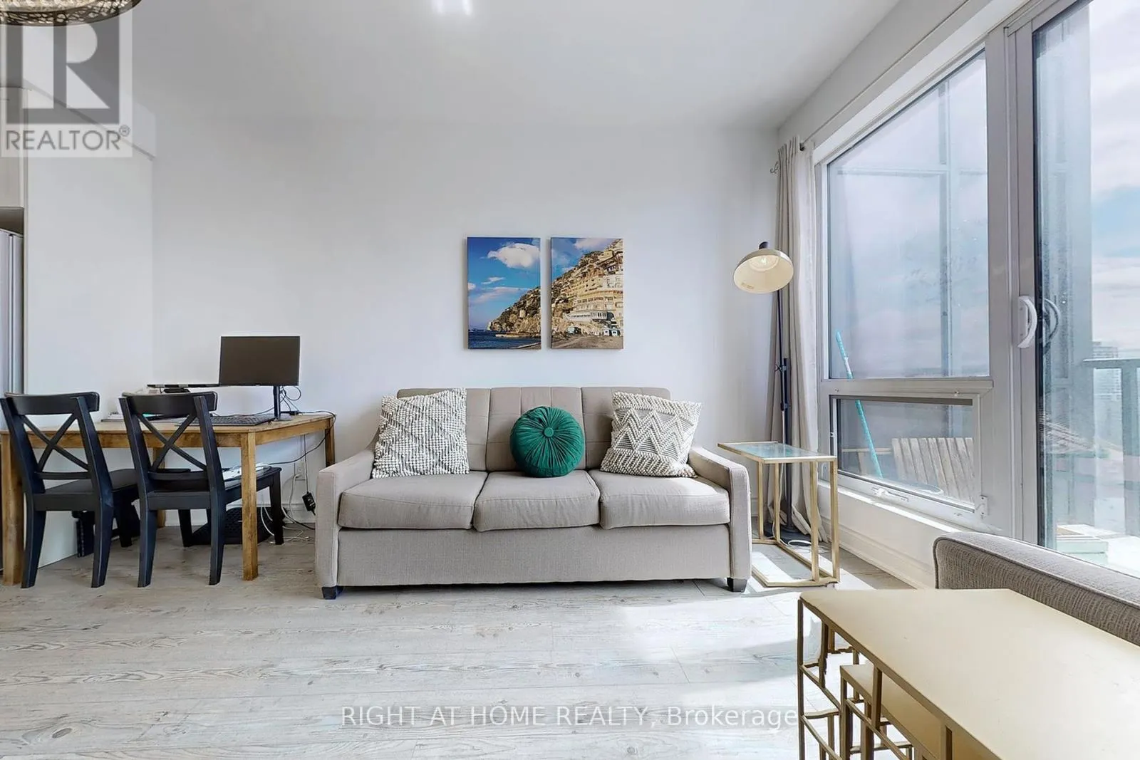 1609B - 9090 YONGE STREET