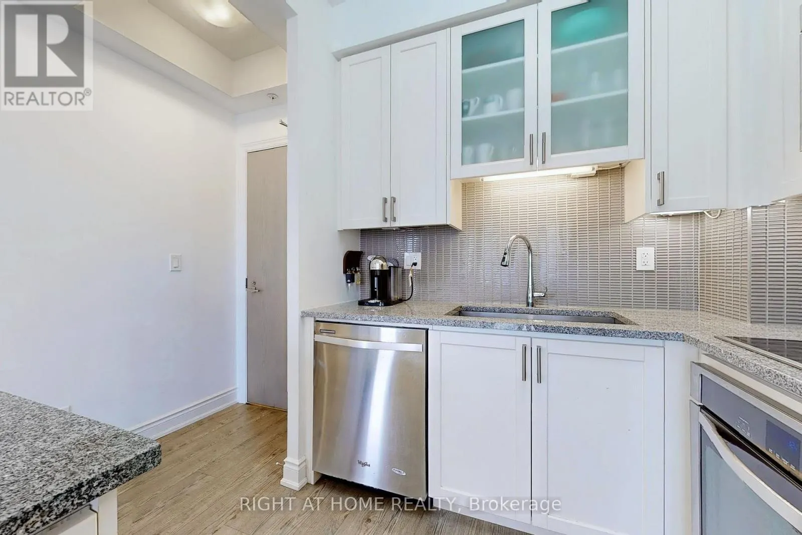 1609B - 9090 YONGE STREET