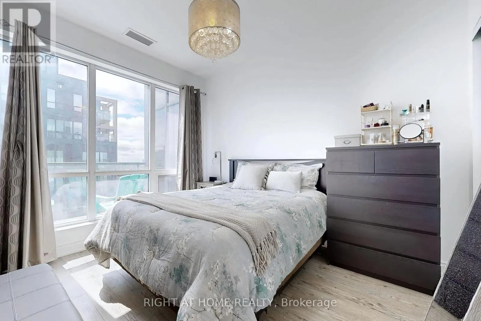 1609B - 9090 YONGE STREET