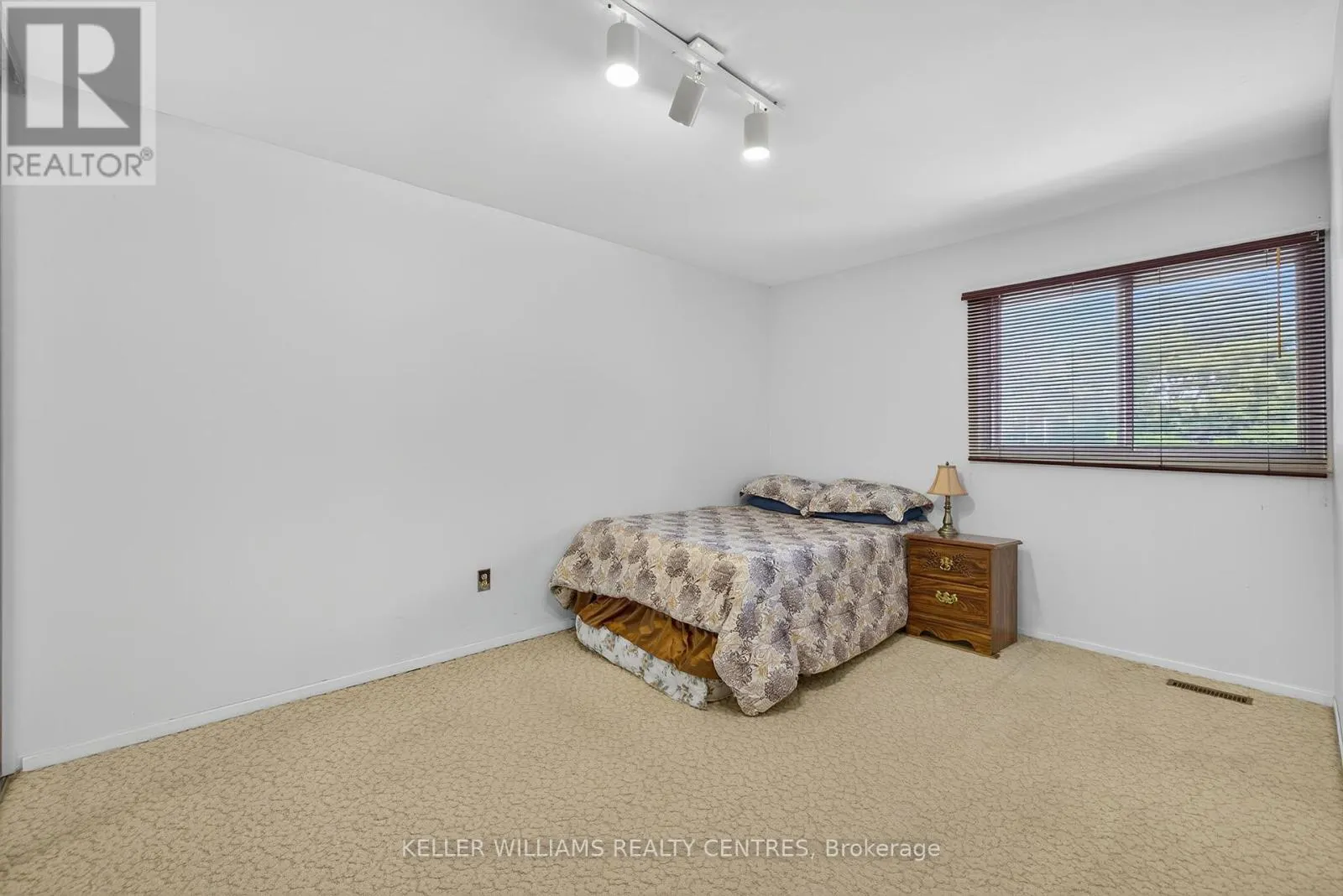 100 POPLAR CRESCENT