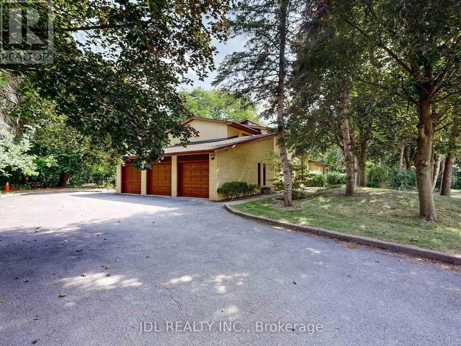 11 MOODIE DRIVE