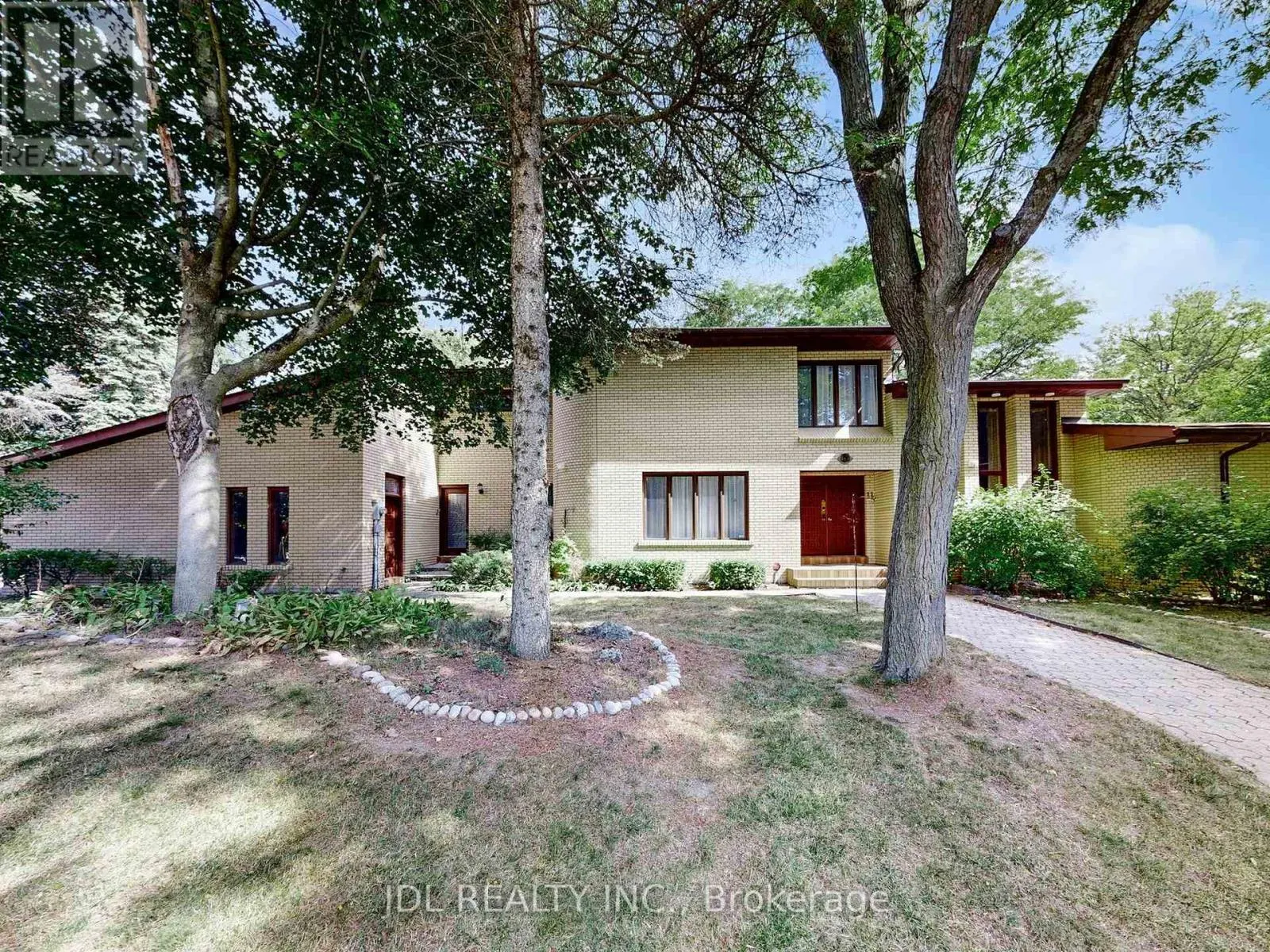 11 MOODIE DRIVE