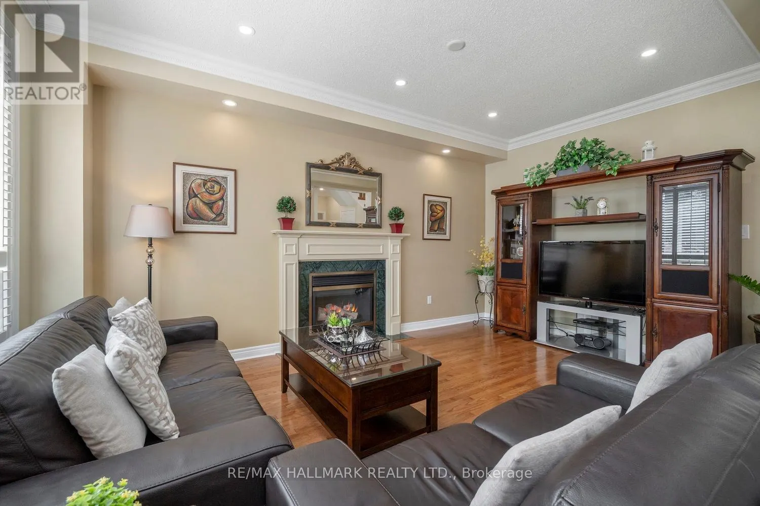 21 COURTFIELD CRESCENT