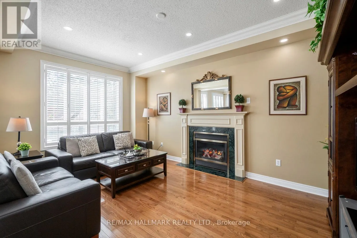 21 COURTFIELD CRESCENT