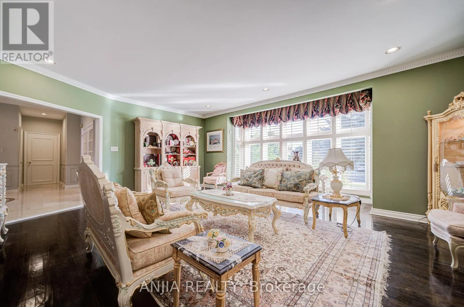 28 EDMUND CRESCENT