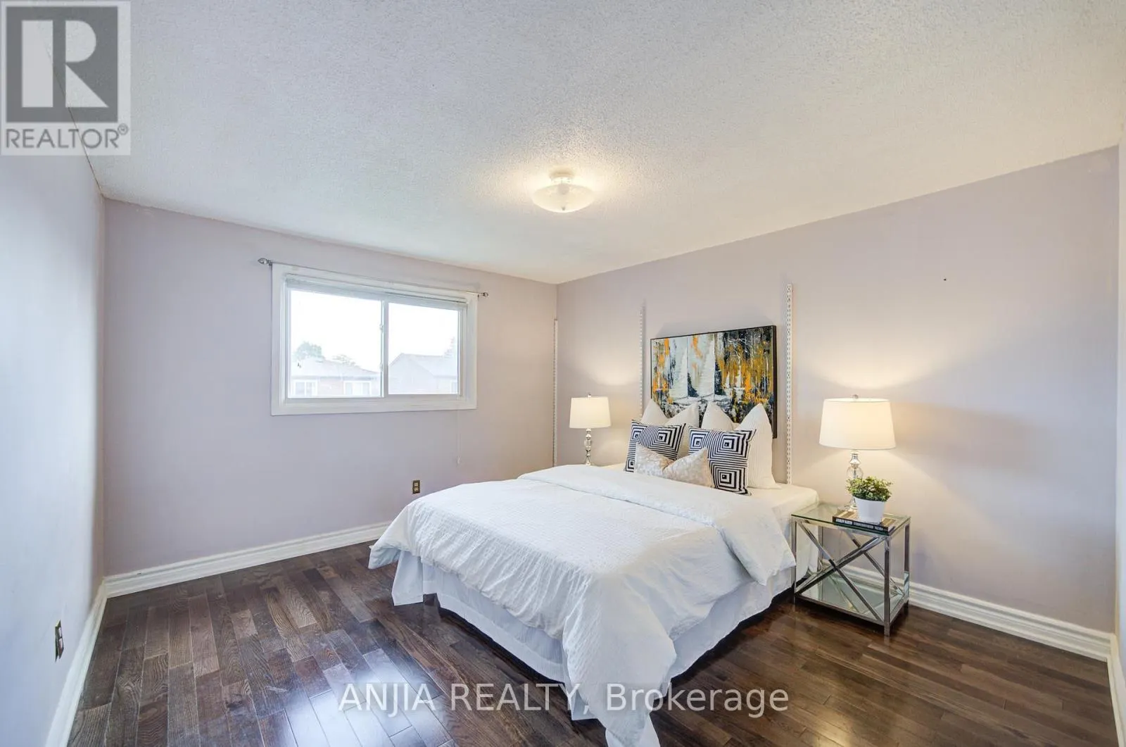 19 DUNBAR CRESCENT