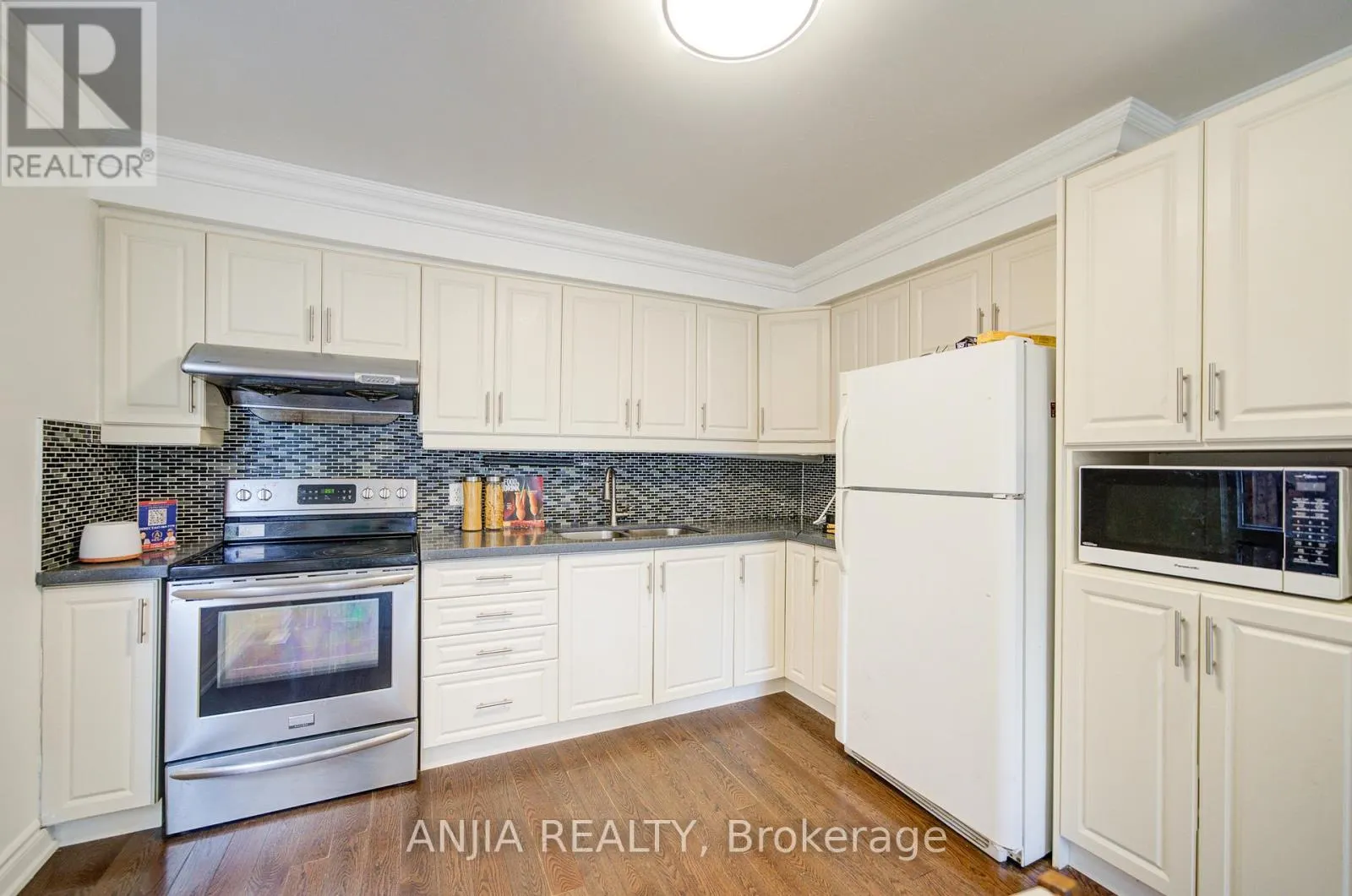 19 DUNBAR CRESCENT