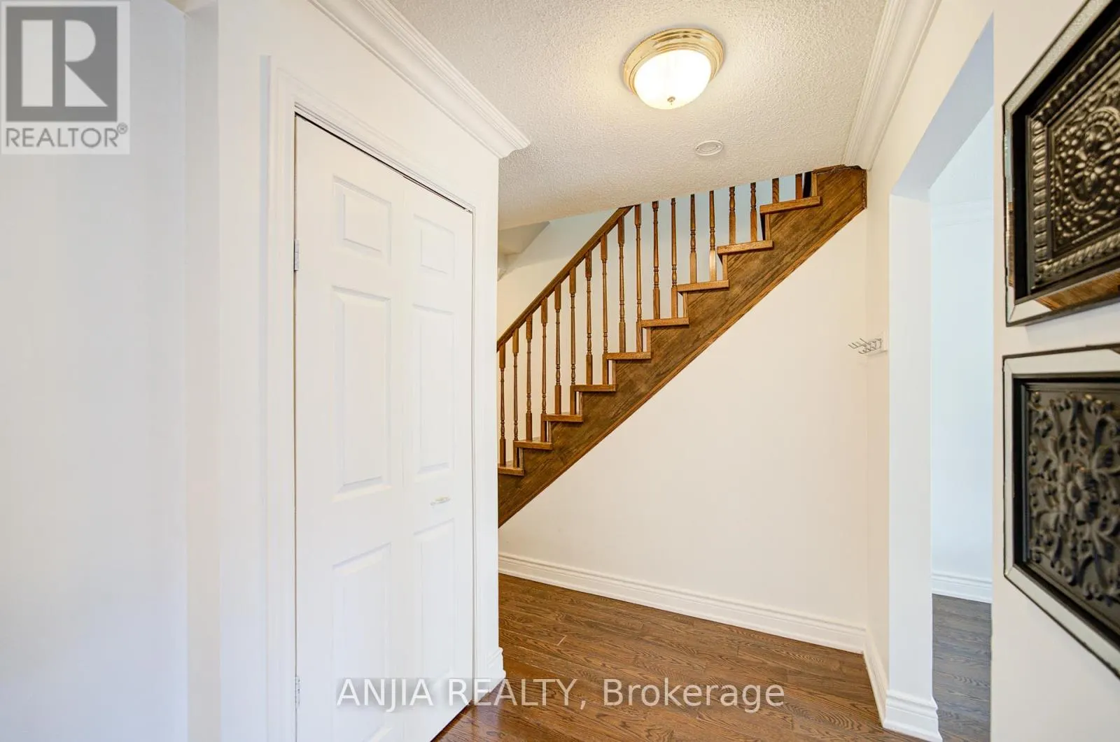 19 DUNBAR CRESCENT
