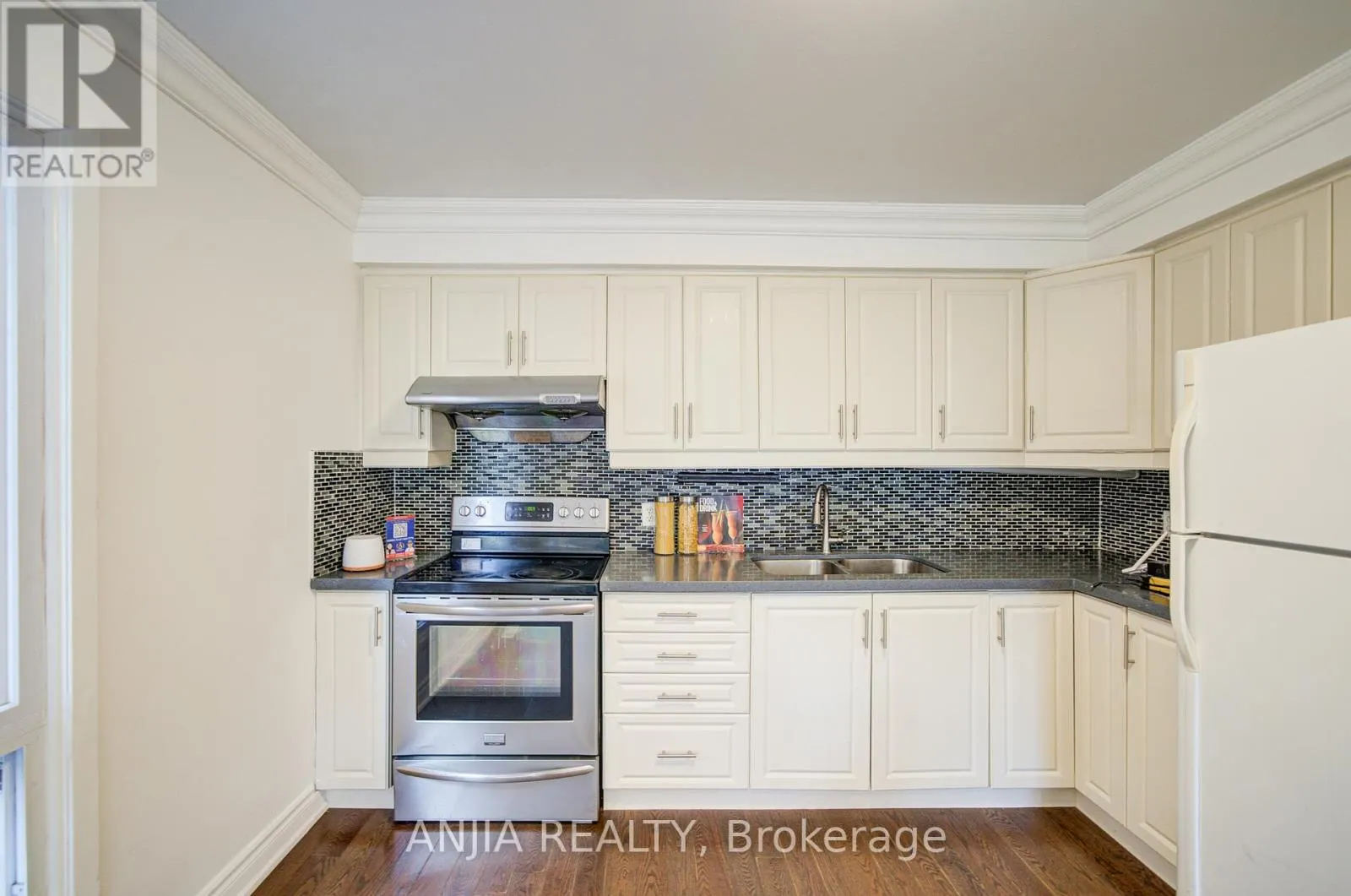 19 DUNBAR CRESCENT