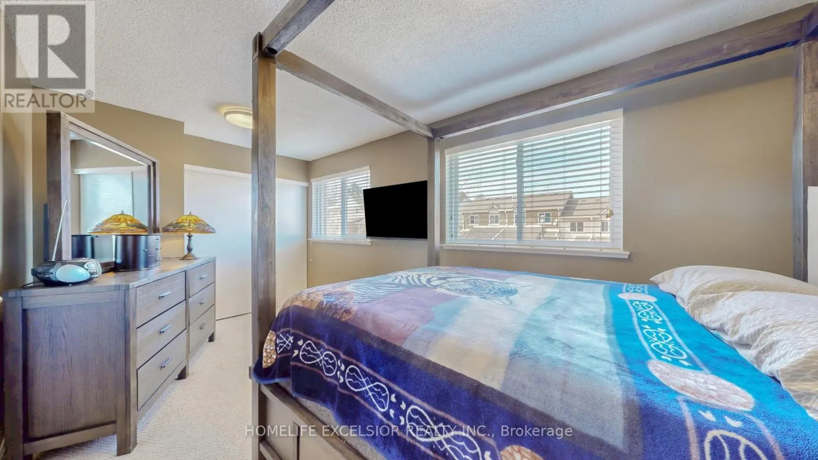 1 - 579 GIBNEY CRESCENT