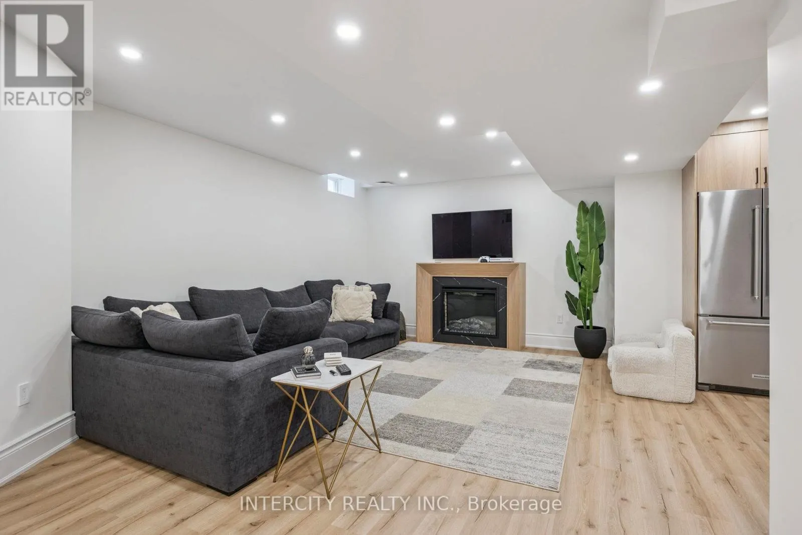 8 LARKIN AVENUE