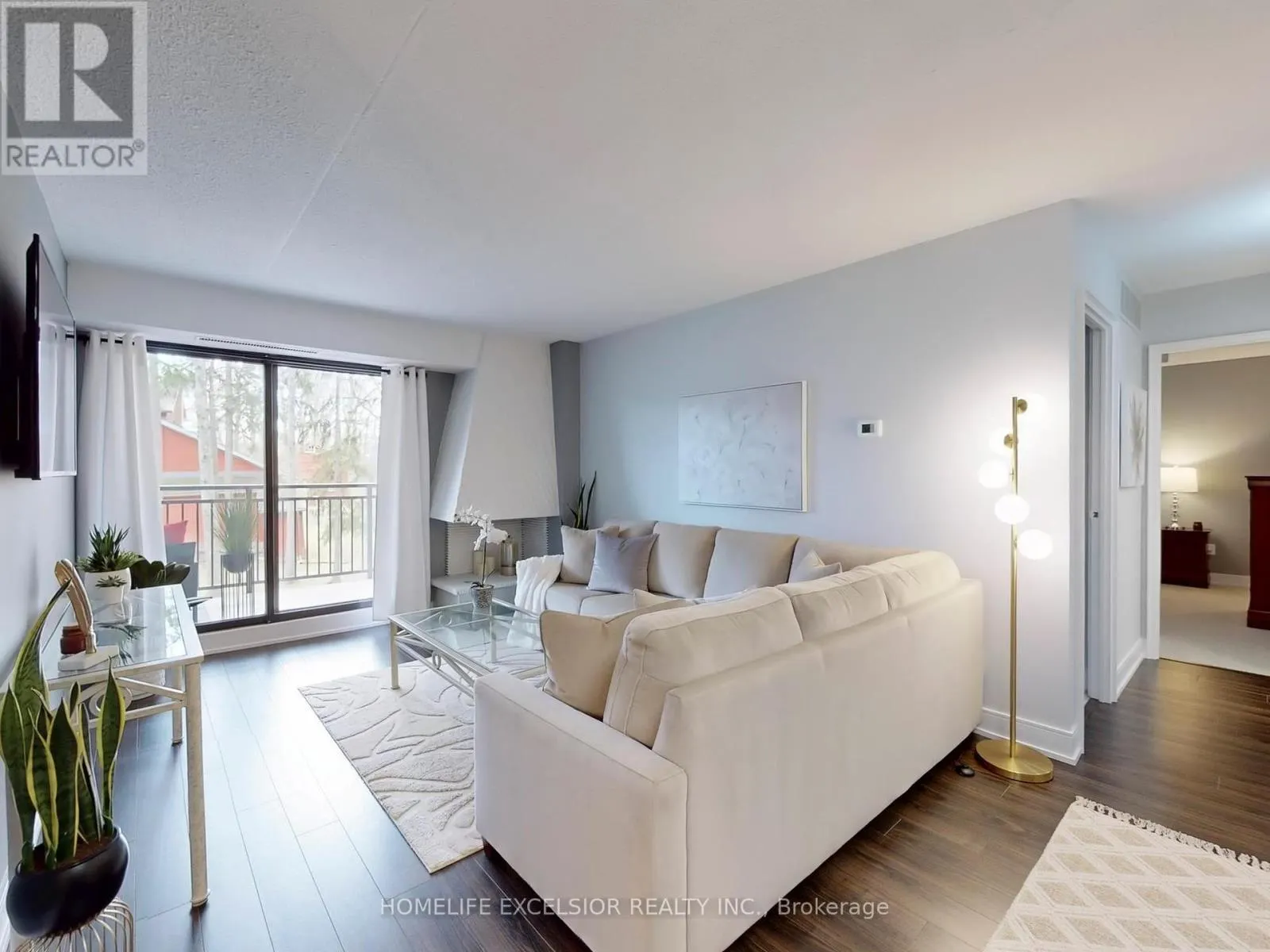 203 - 15390 YONGE STREET