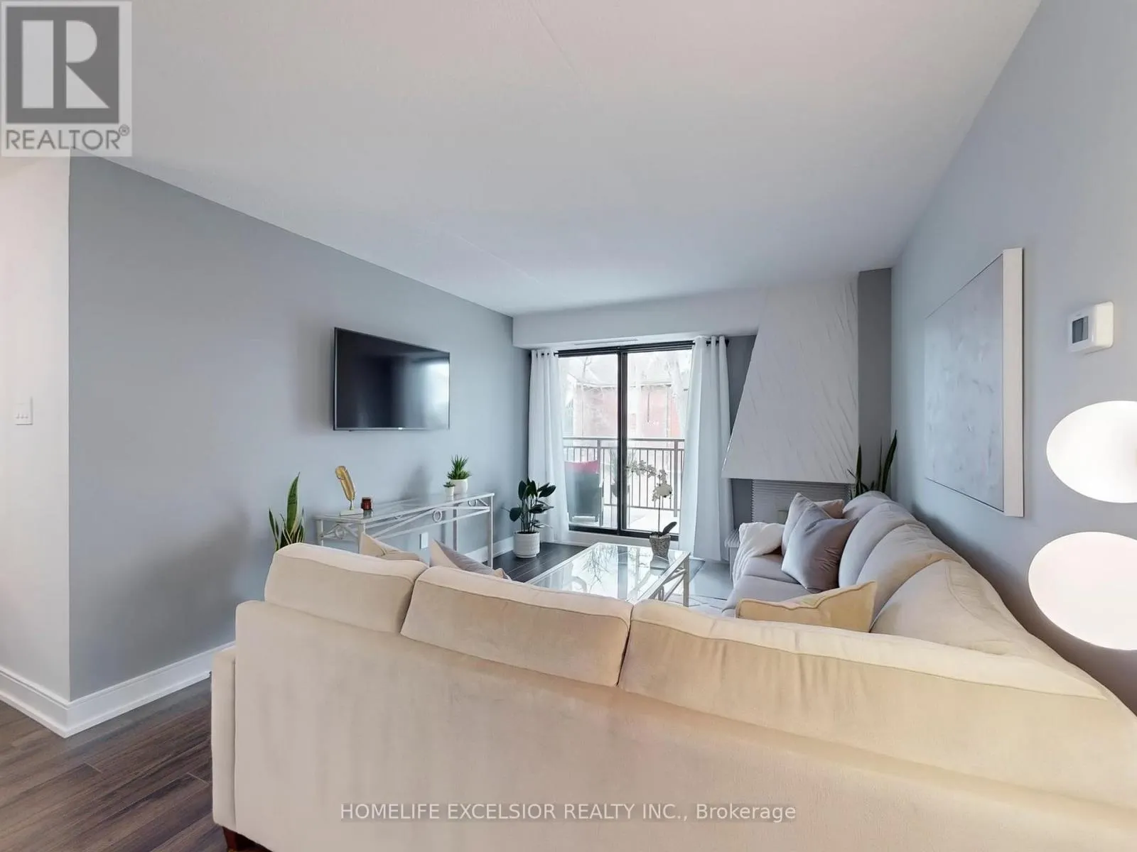 203 - 15390 YONGE STREET
